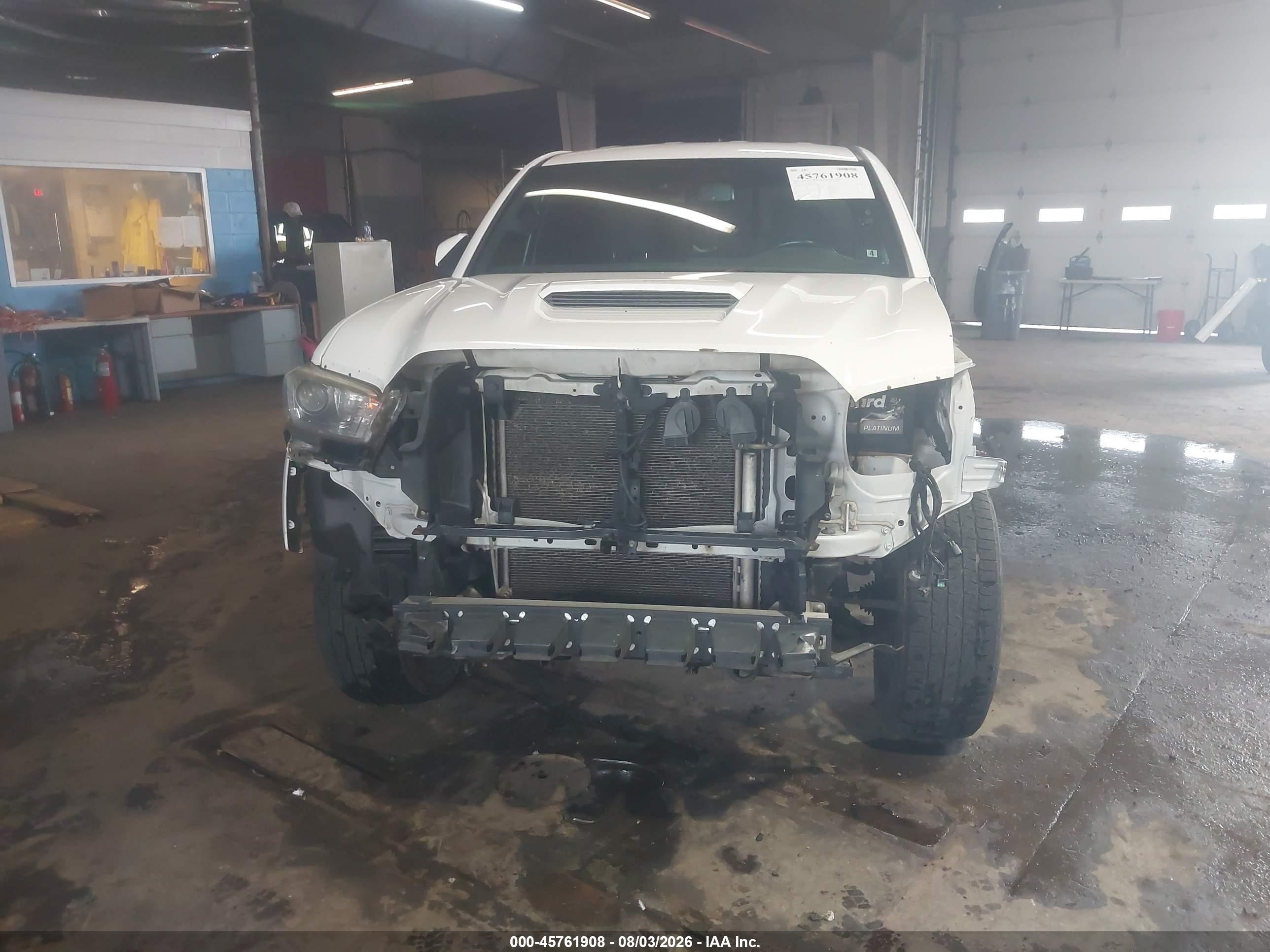 2018 Toyota Tacoma Trd Sport White vin: 5TFSZ5AN4JX139384