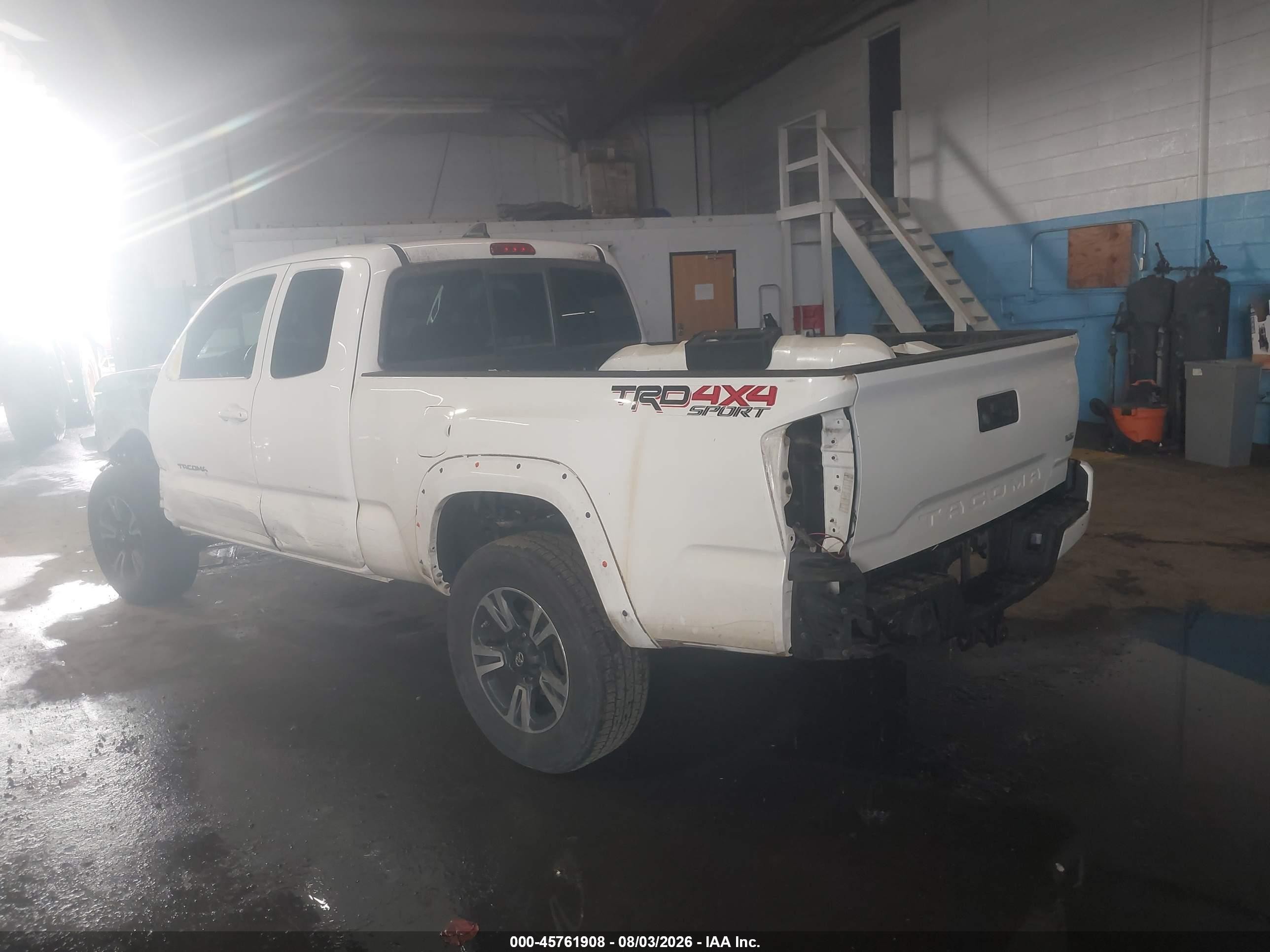 2018 Toyota Tacoma Trd Sport White vin: 5TFSZ5AN4JX139384