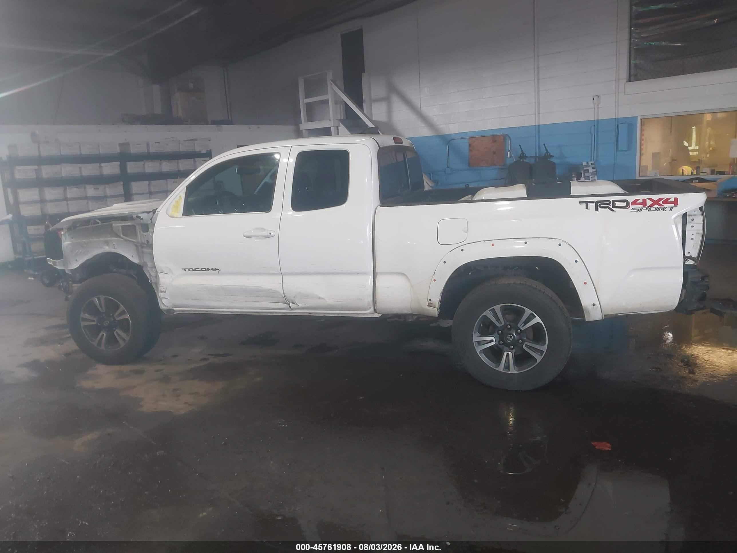 2018 Toyota Tacoma Trd Sport White vin: 5TFSZ5AN4JX139384