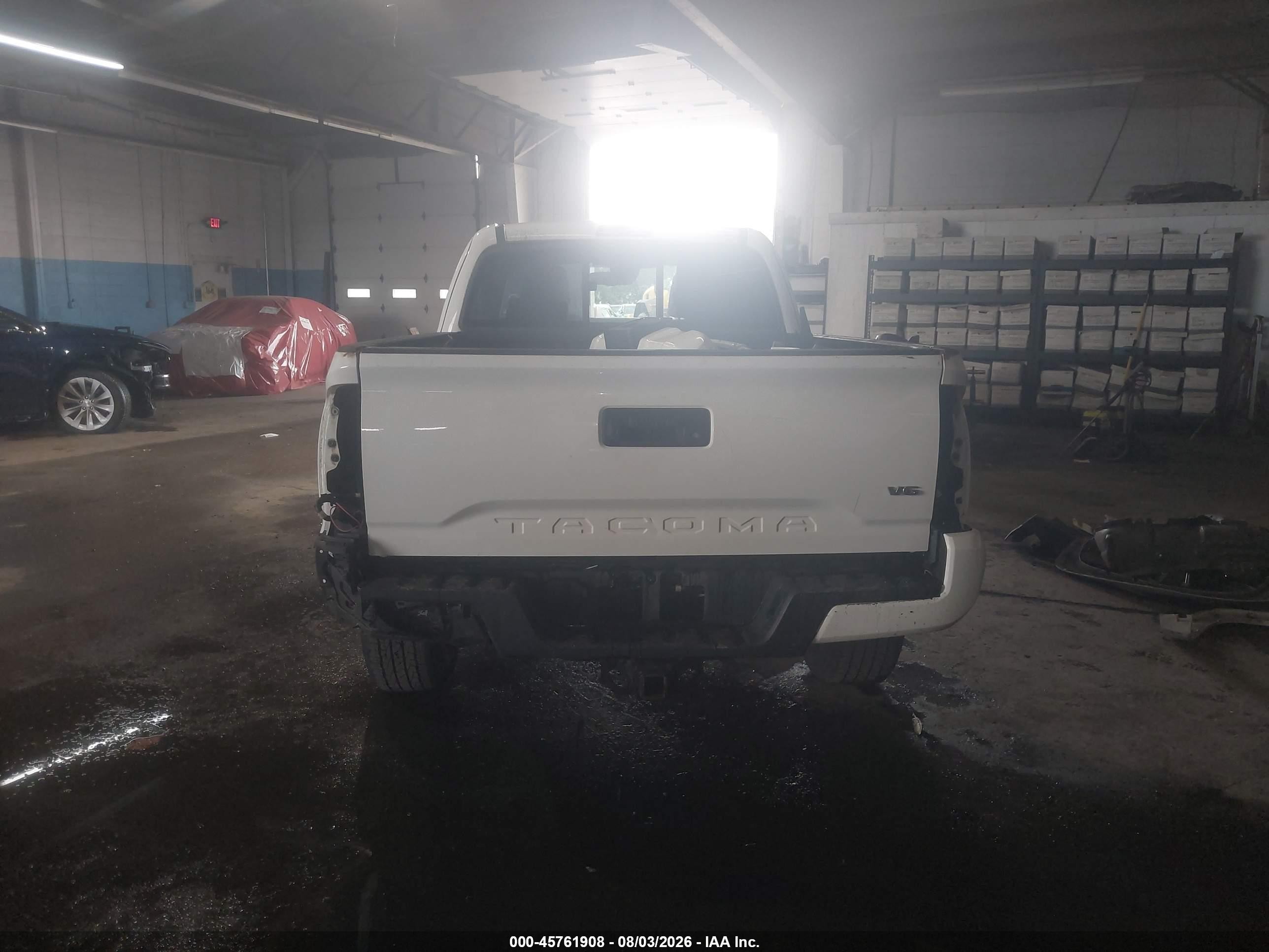 2018 Toyota Tacoma Trd Sport White vin: 5TFSZ5AN4JX139384
