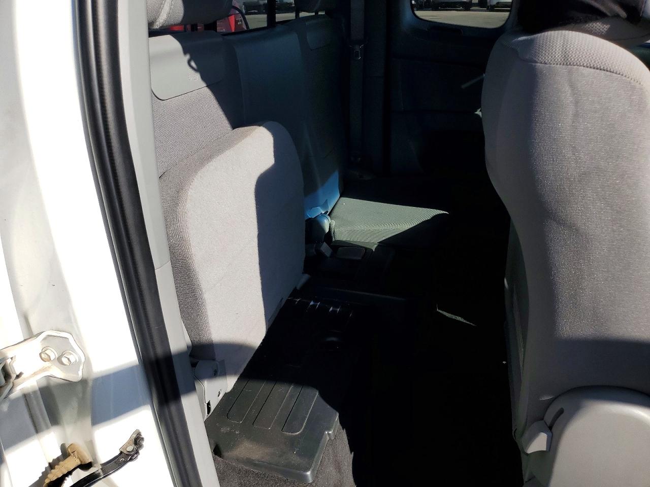 2014 Toyota Tacoma Access Cab White vin: 5TFTX4CN8EX042373