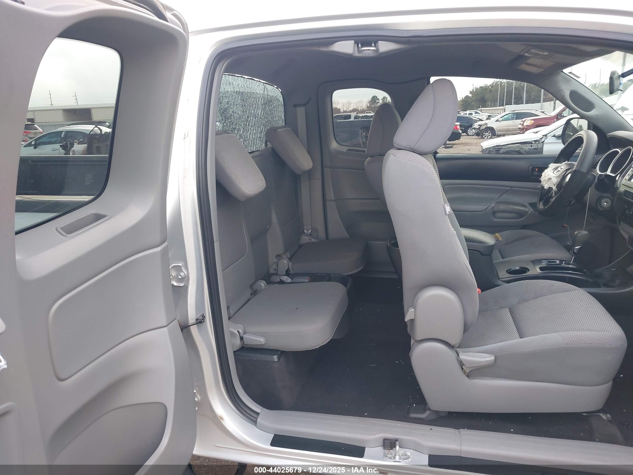 2013 Toyota Tacoma Prerunner Silver vin: 5TFTX4GN4DX016314