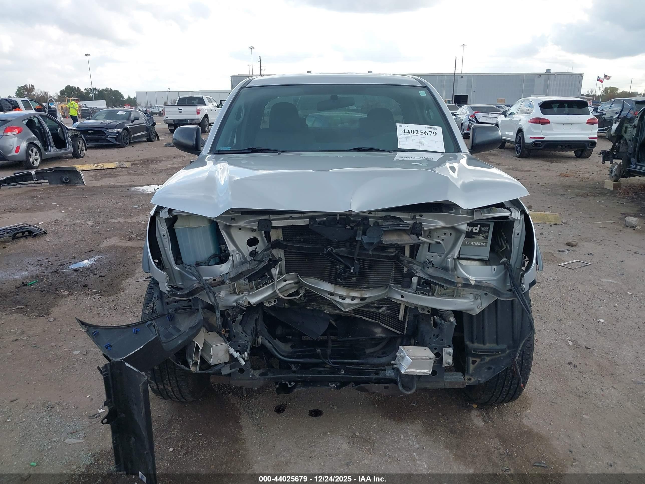 2013 Toyota Tacoma Prerunner Silver vin: 5TFTX4GN4DX016314