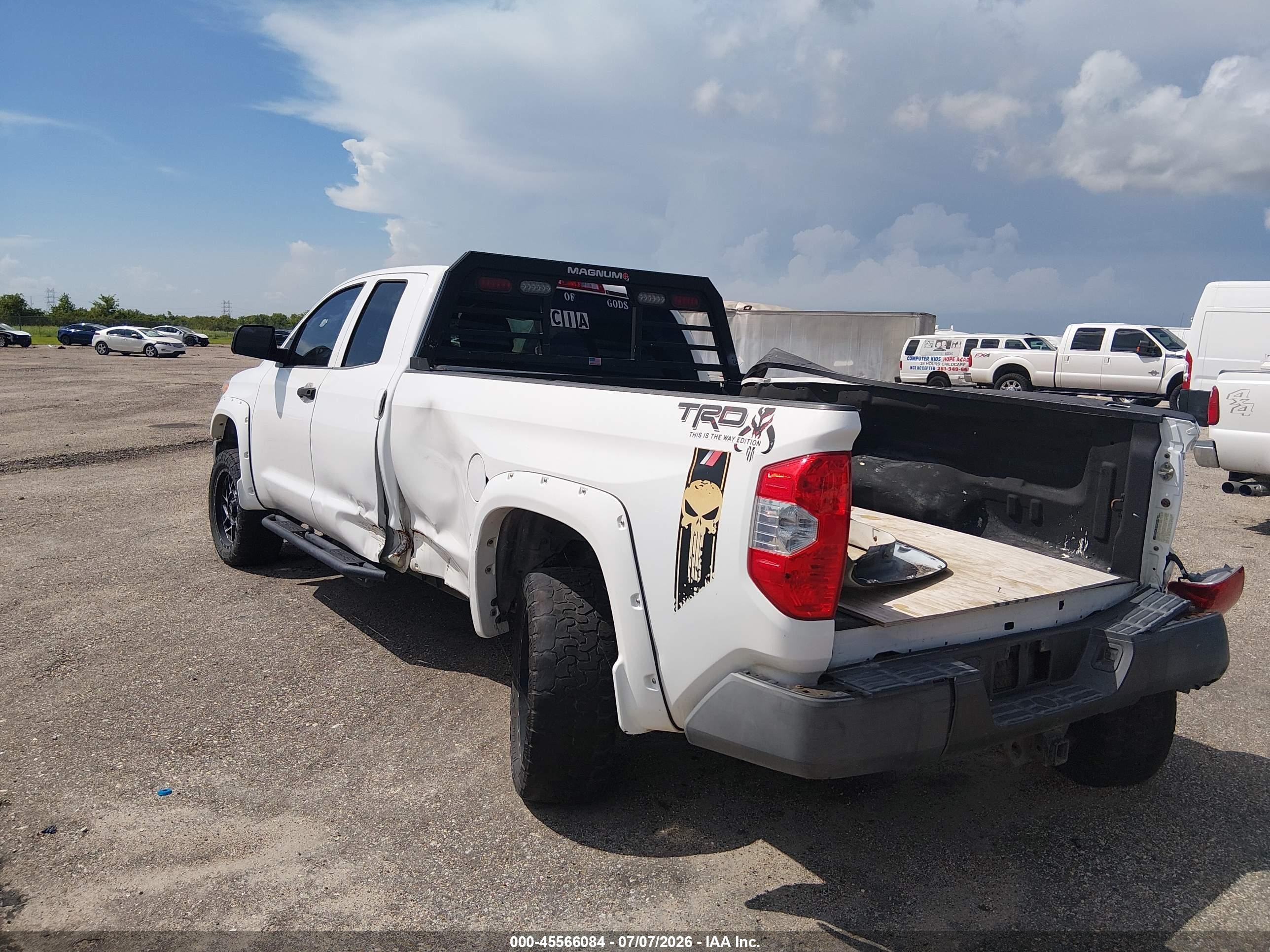 2015 Toyota Tundra Sr 5.7l V8 White vin: 5TFTY5F16FX008798