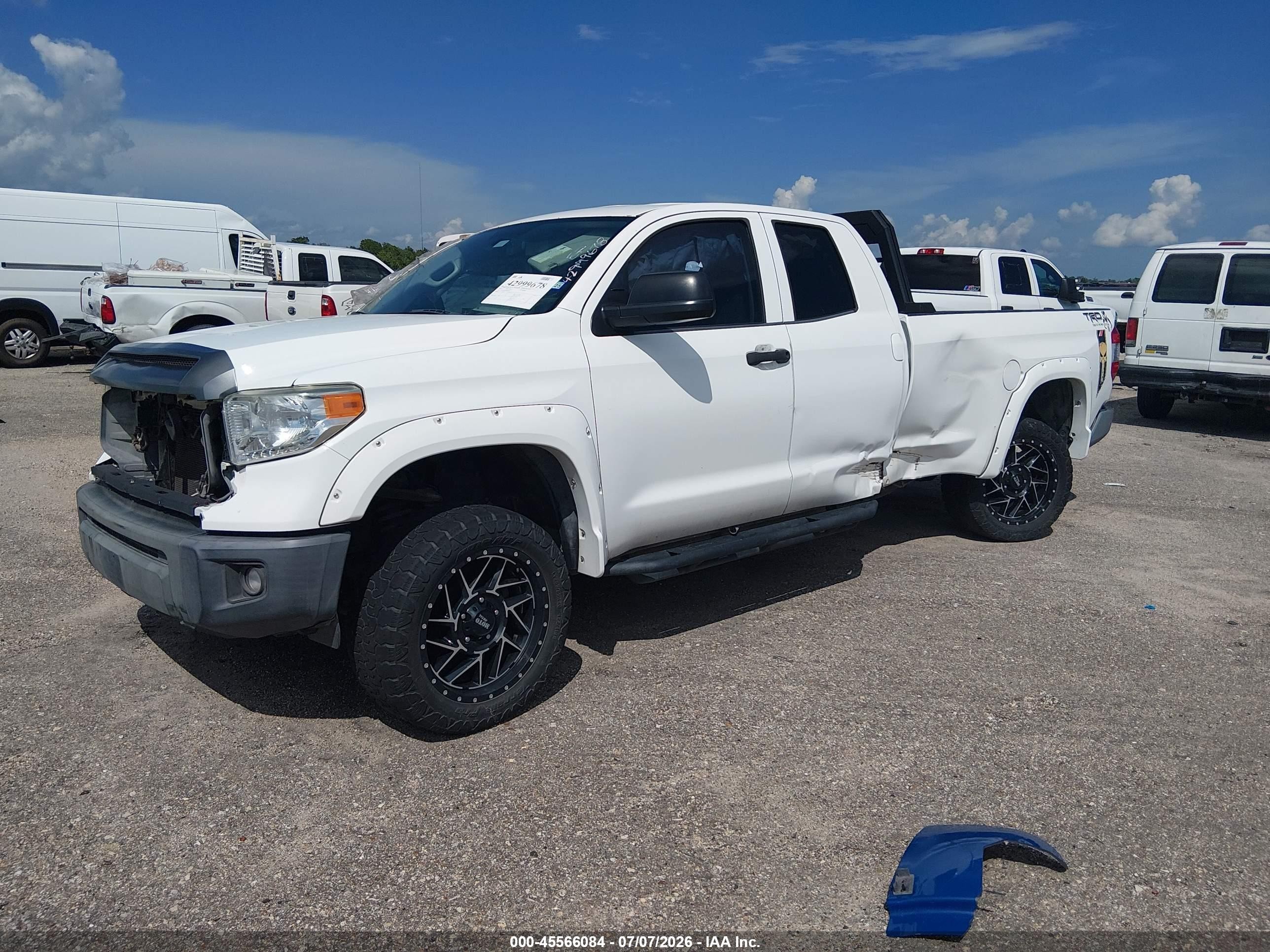 2015 Toyota Tundra Sr 5.7l V8 White vin: 5TFTY5F16FX008798