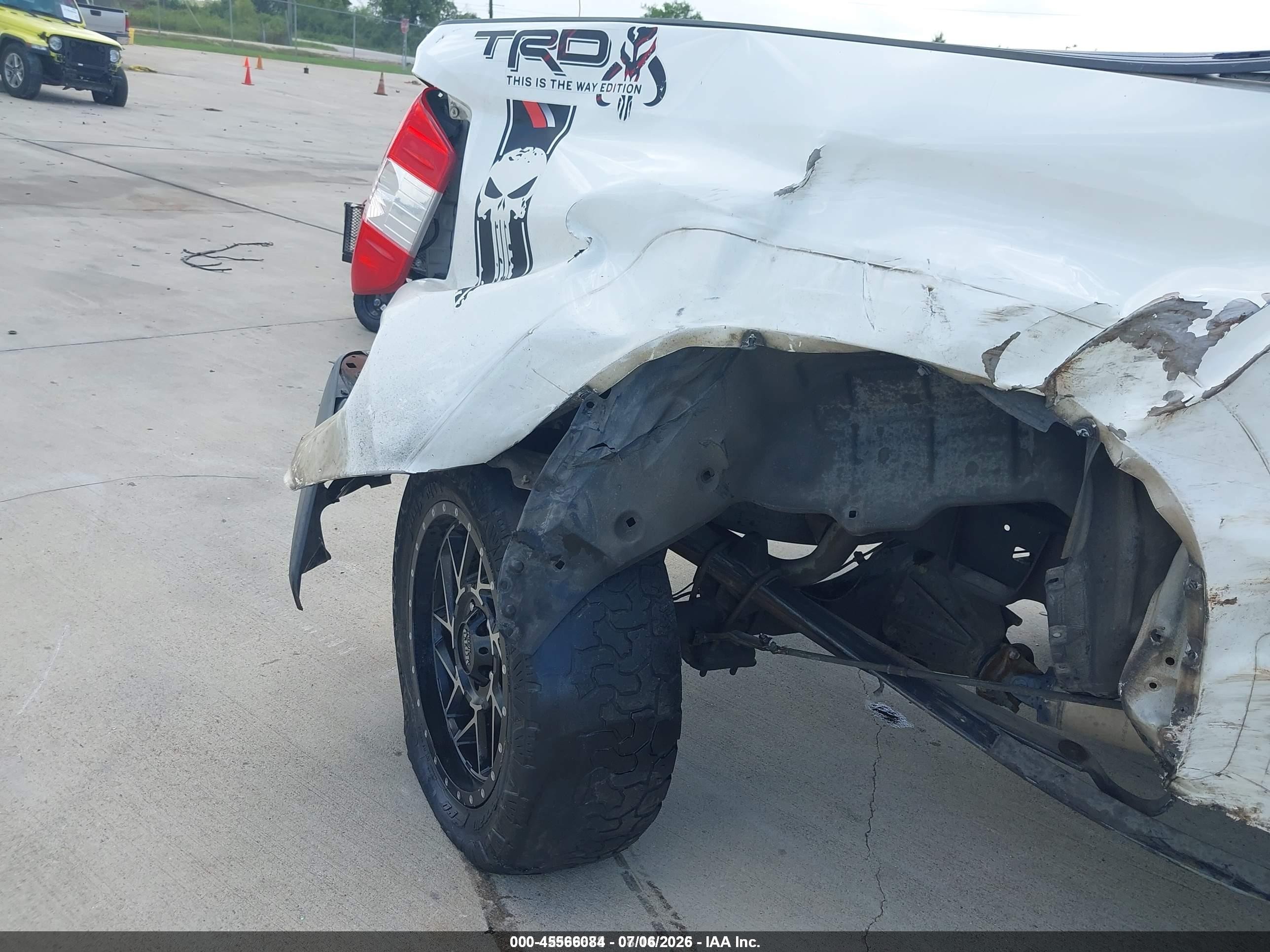 2015 Toyota Tundra Sr 5.7l V8 White vin: 5TFTY5F16FX008798