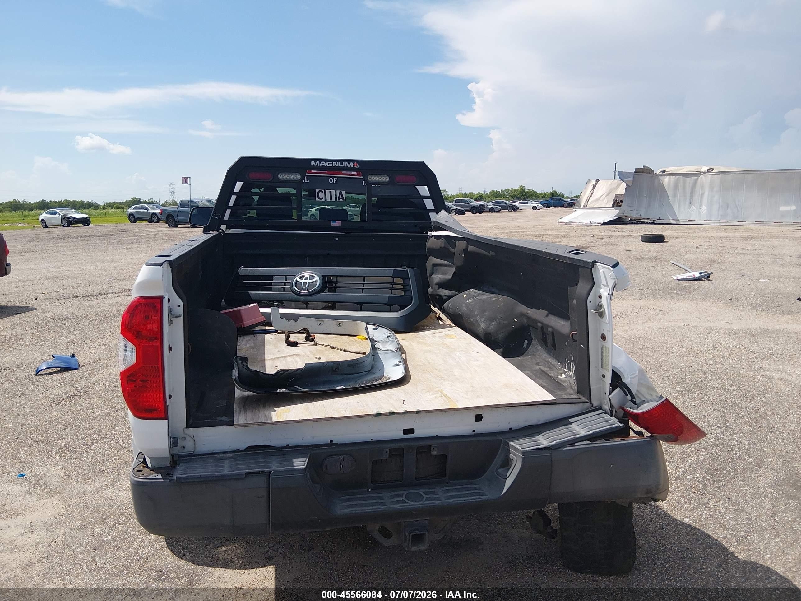 2015 Toyota Tundra Sr 5.7l V8 White vin: 5TFTY5F16FX008798
