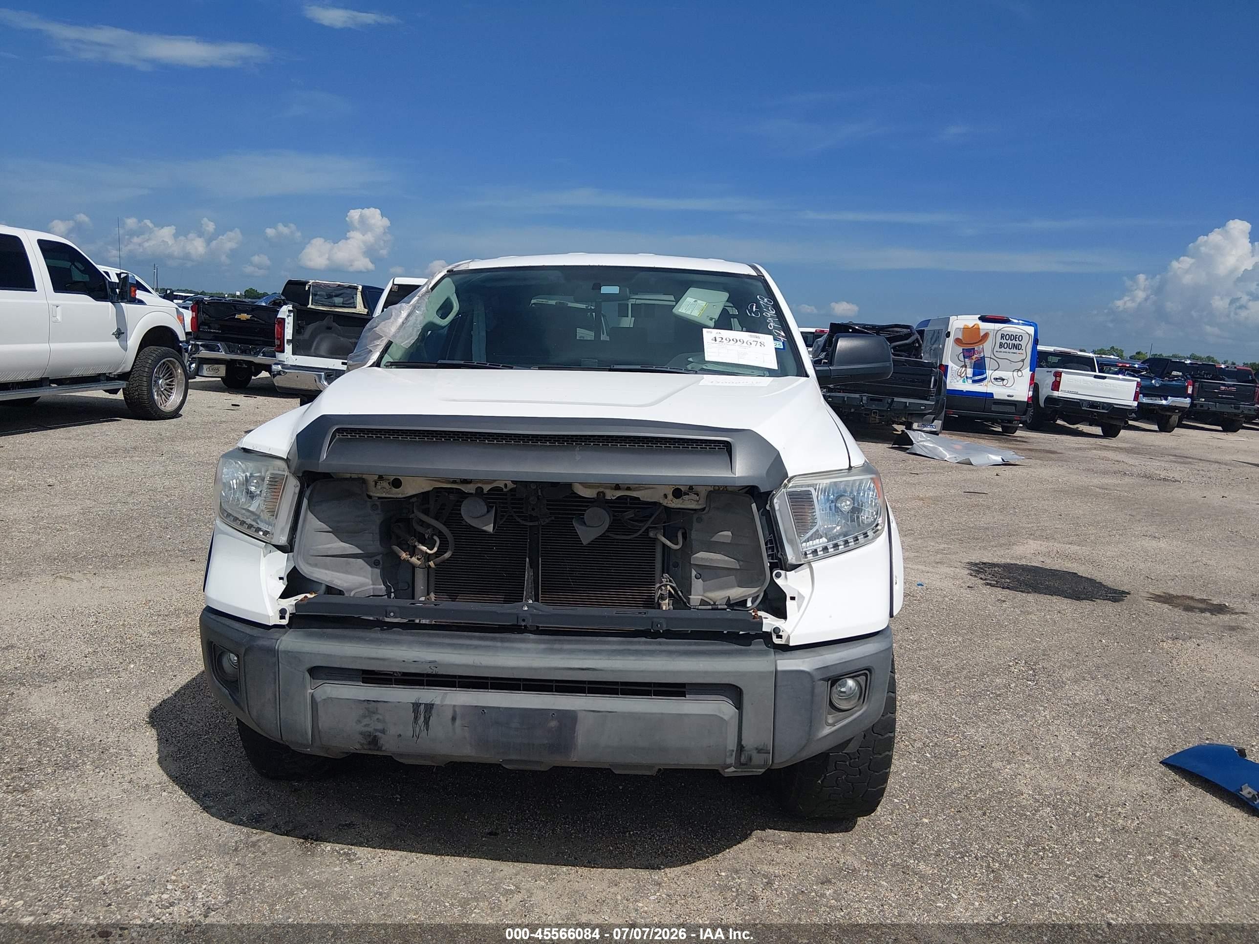 2015 Toyota Tundra Sr 5.7l V8 White vin: 5TFTY5F16FX008798