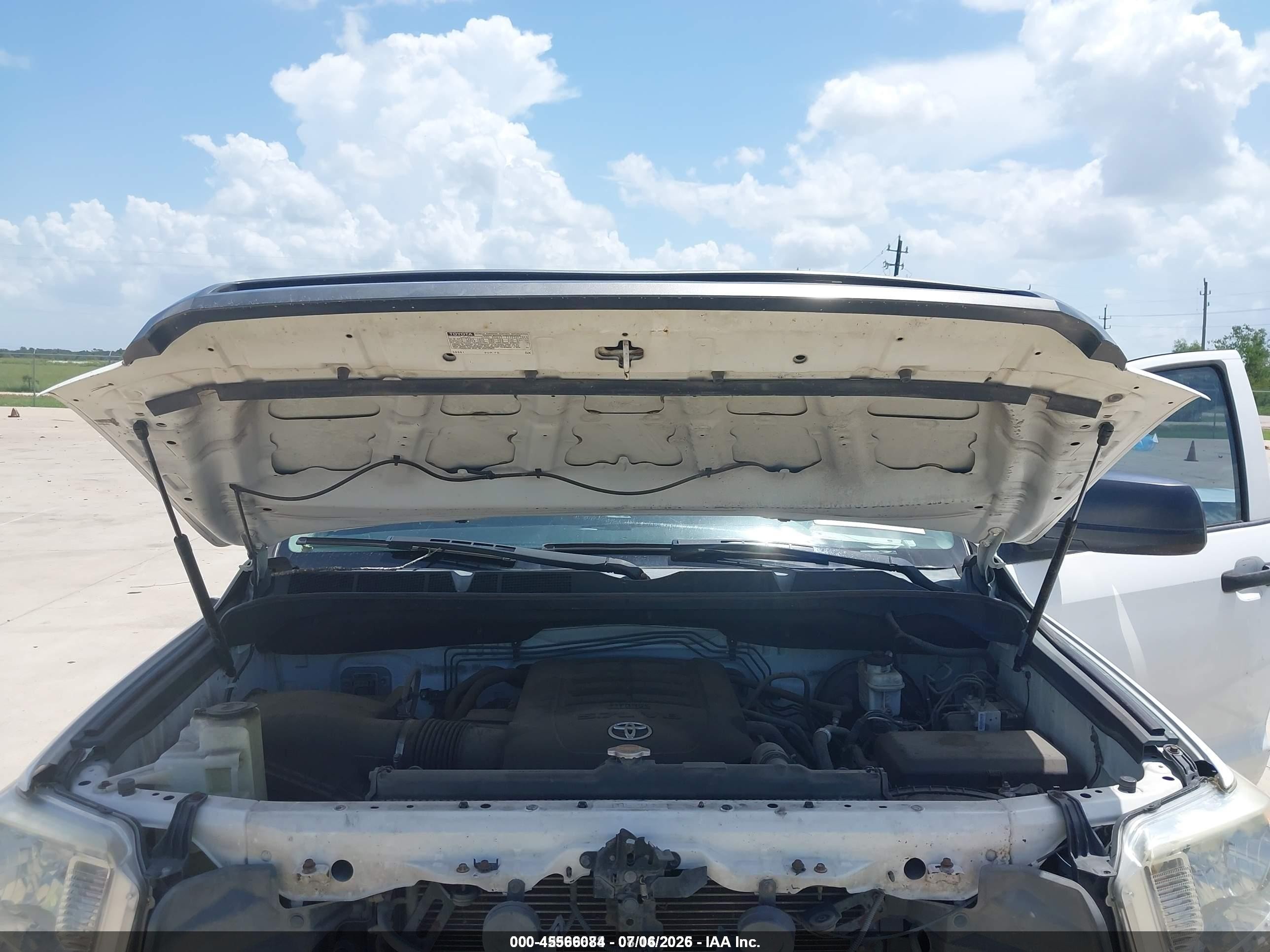 2015 Toyota Tundra Sr 5.7l V8 White vin: 5TFTY5F16FX008798