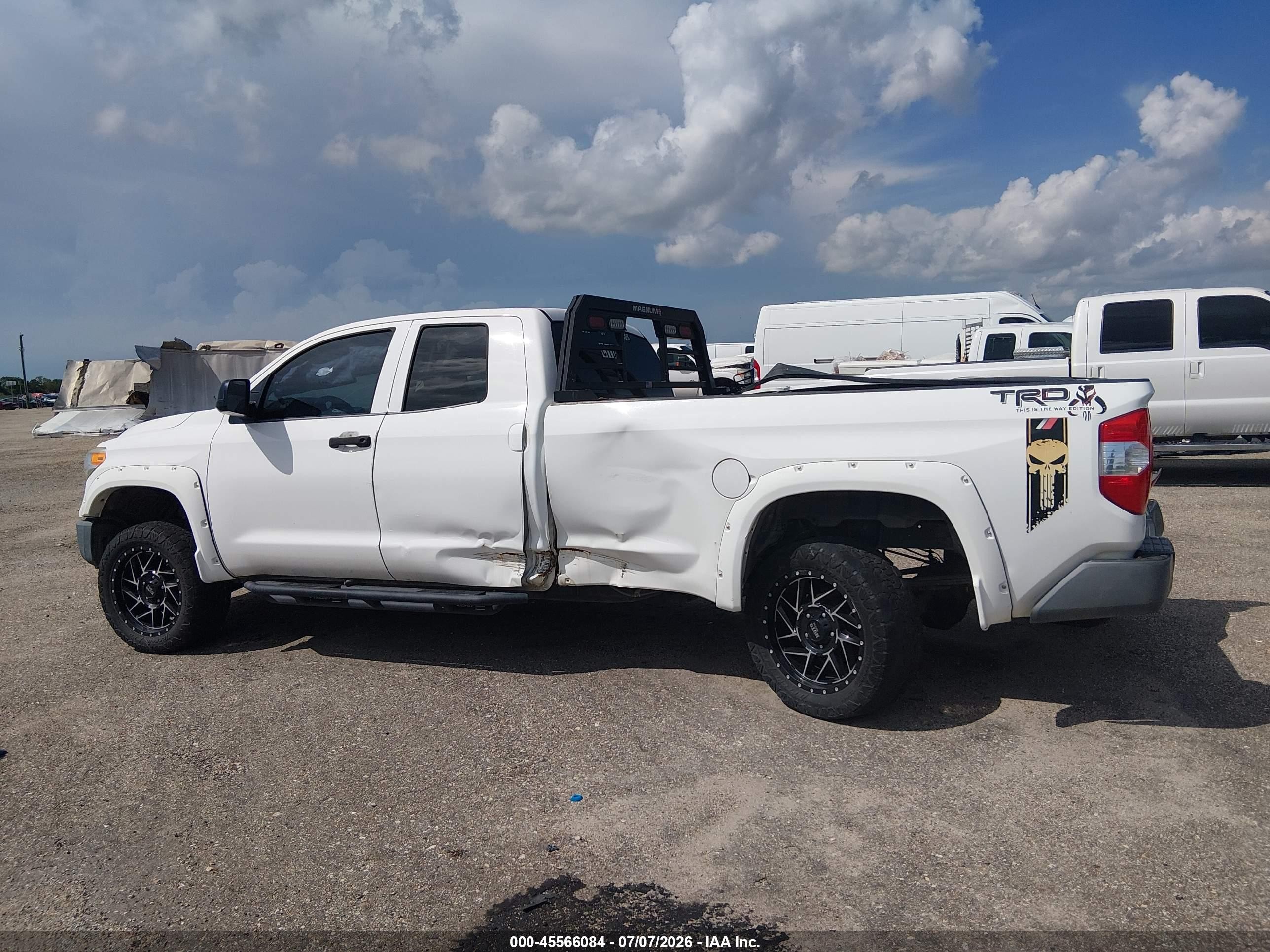 2015 Toyota Tundra Sr 5.7l V8 White vin: 5TFTY5F16FX008798