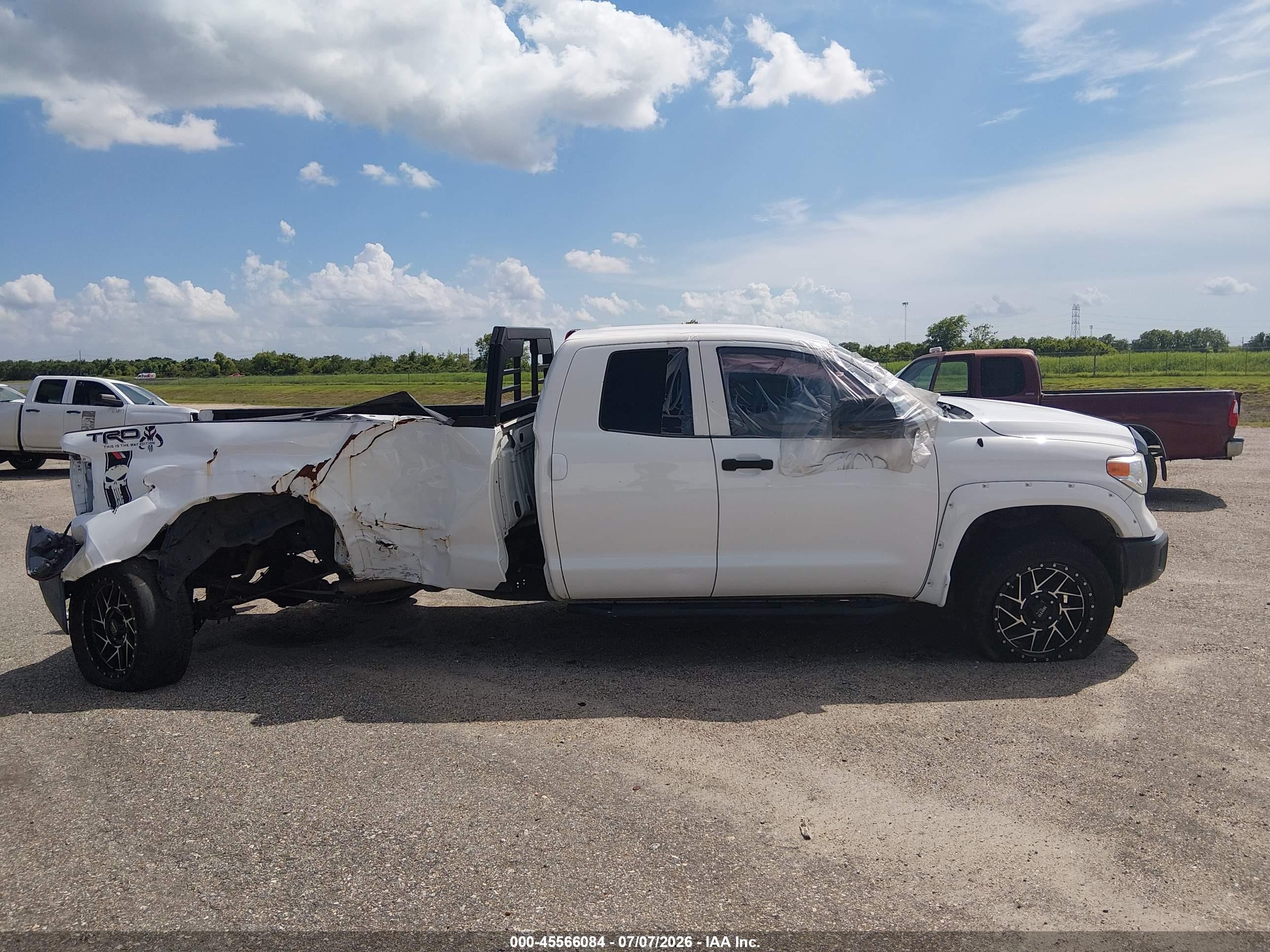 2015 Toyota Tundra Sr 5.7l V8 White vin: 5TFTY5F16FX008798