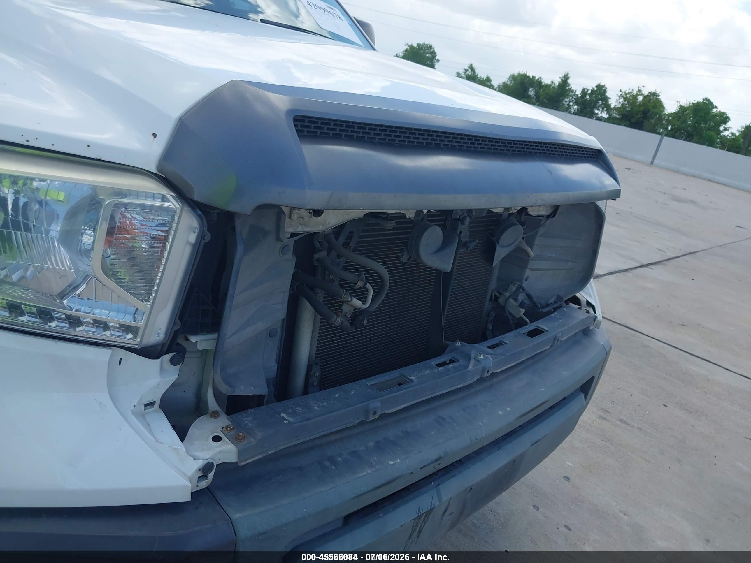 2015 Toyota Tundra Sr 5.7l V8 White vin: 5TFTY5F16FX008798