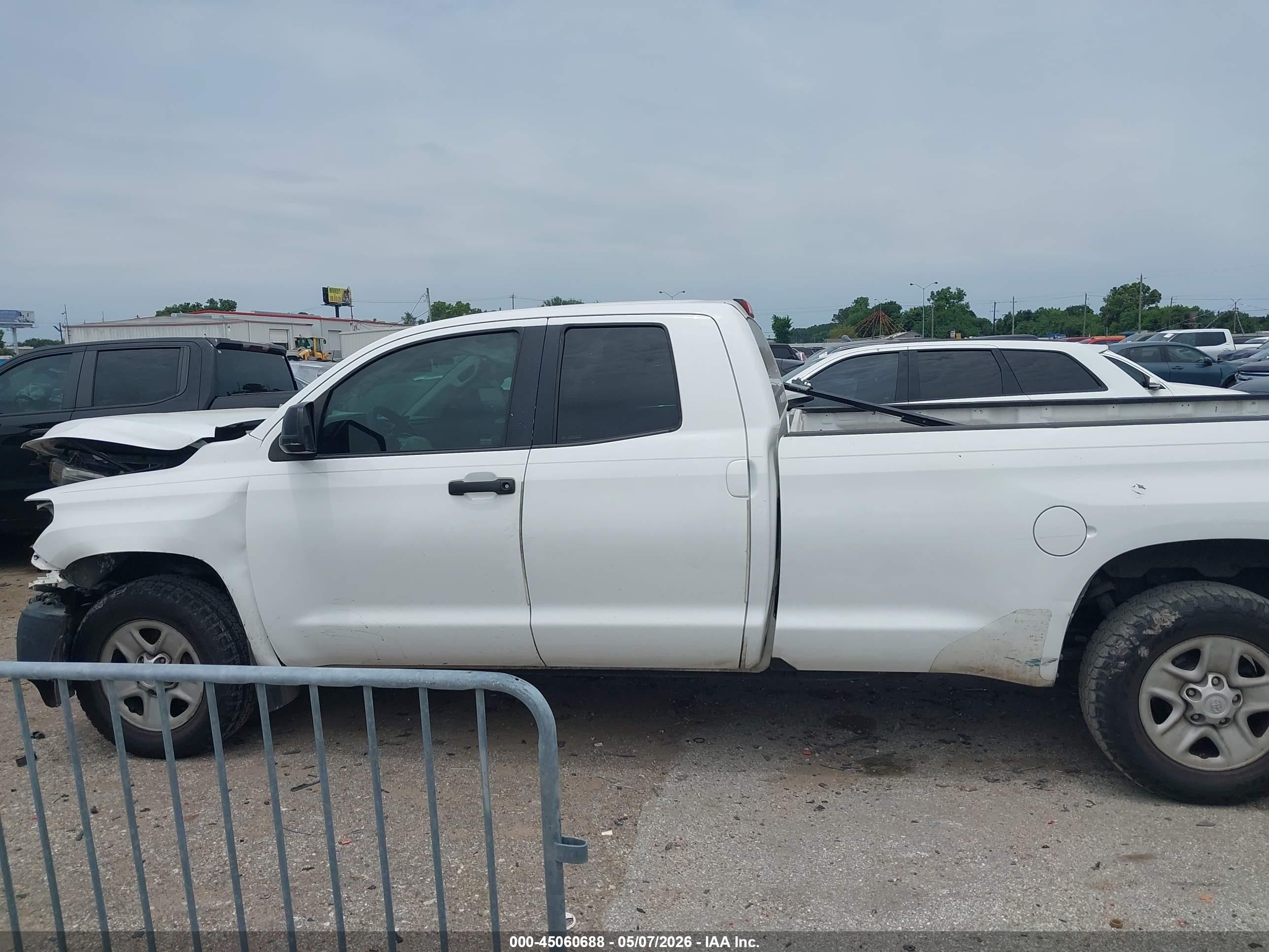 2014 Toyota Tundra Sr 5.7l V8 White vin: 5TFTY5F1XEX008494