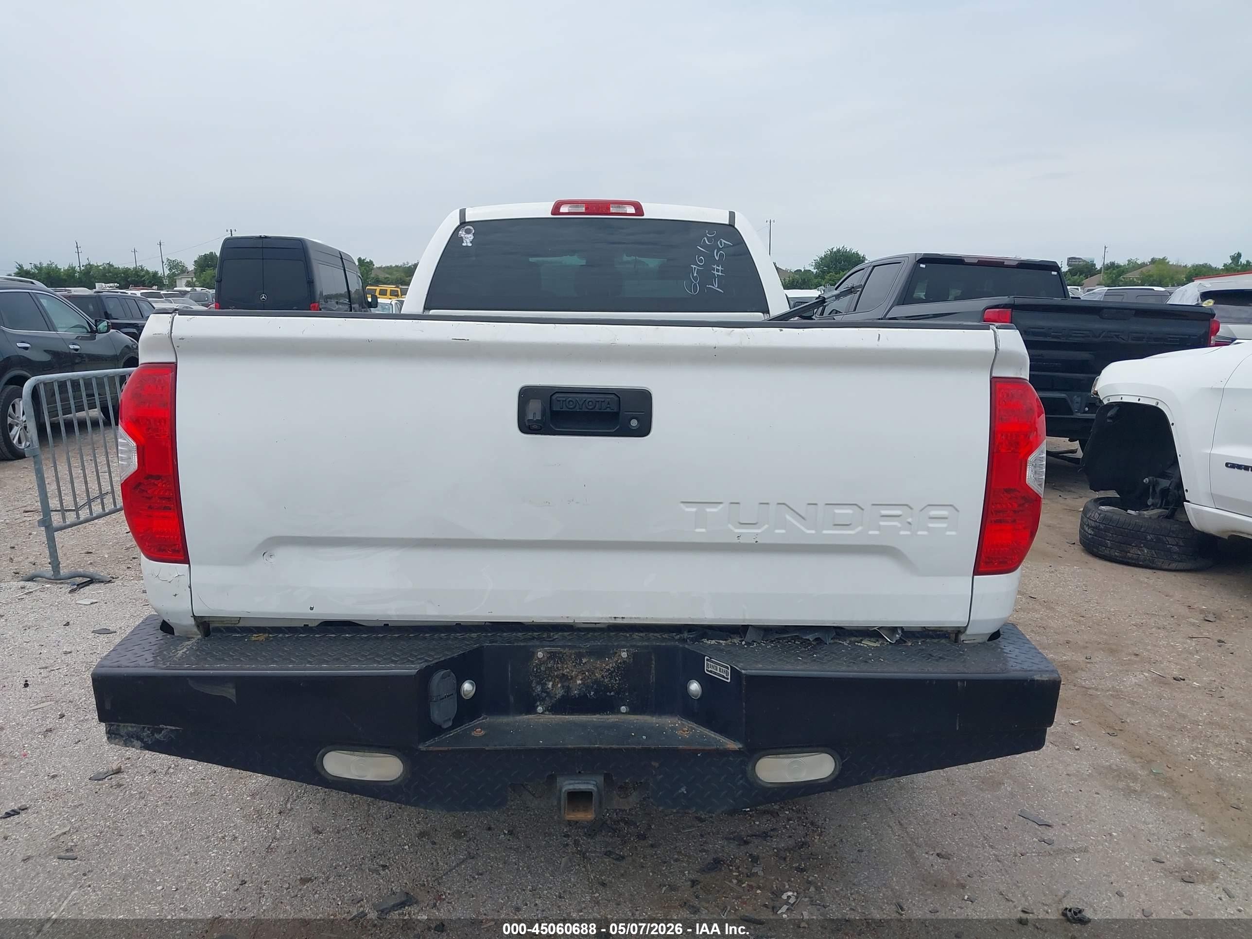 2014 Toyota Tundra Sr 5.7l V8 White vin: 5TFTY5F1XEX008494