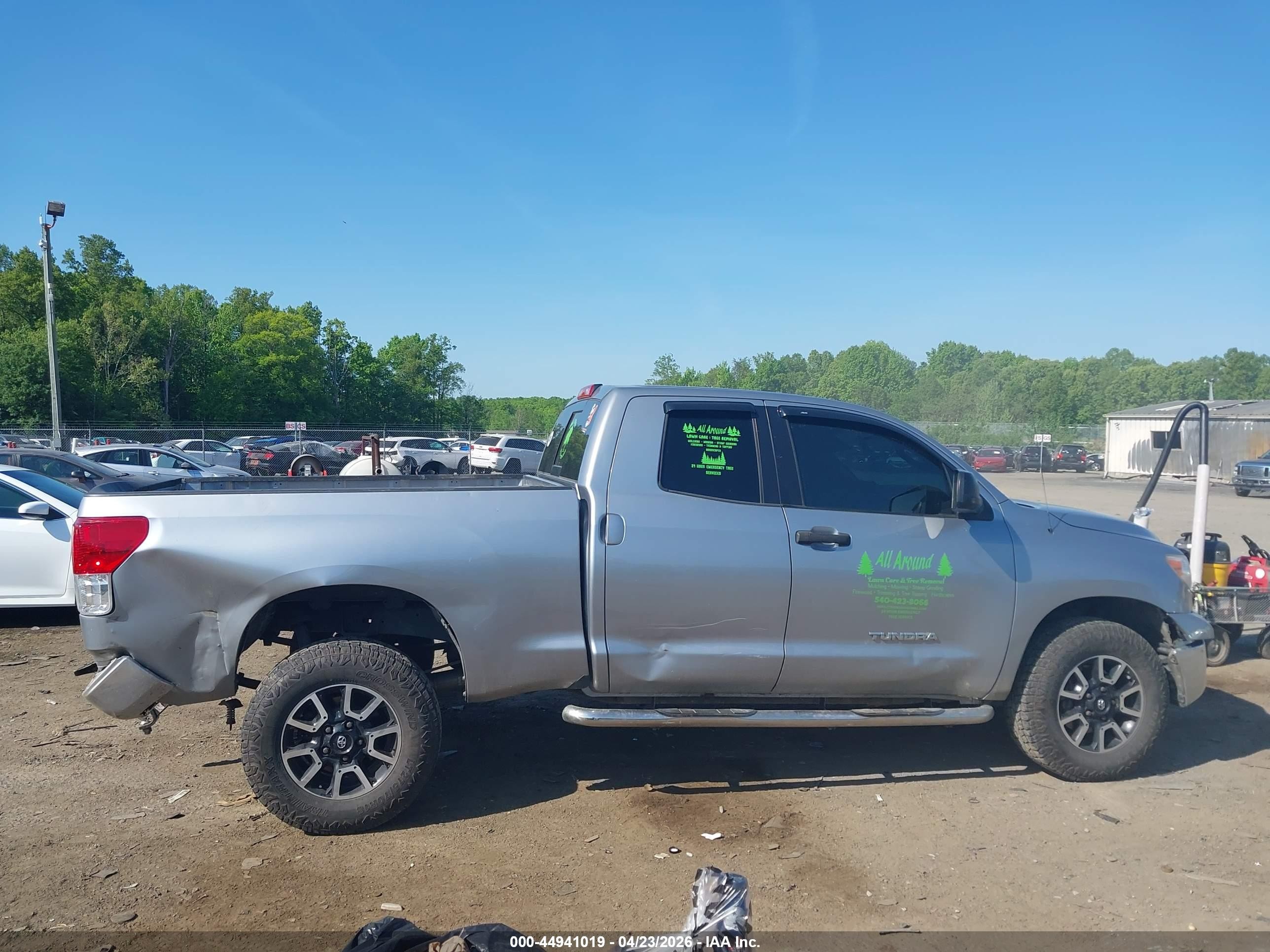 2011 Toyota Tundra Grade 4.6l V8 Серебряный vin: 5TFUM5F10BX026255