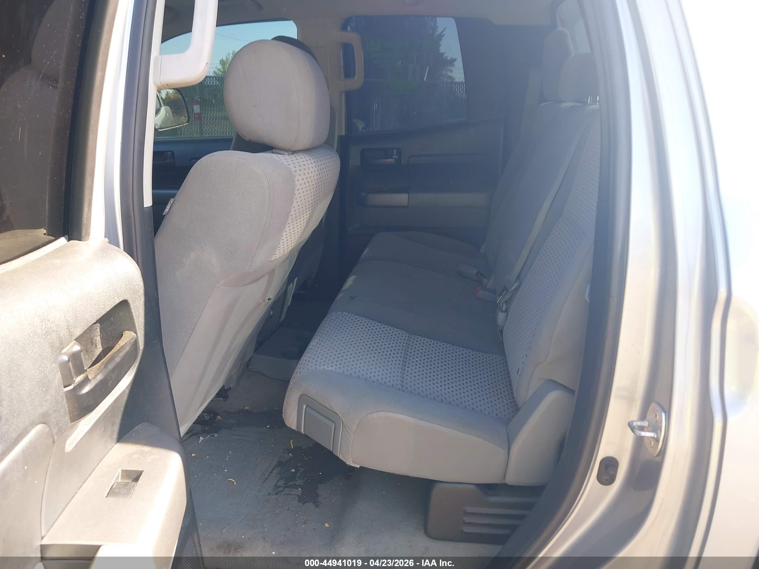 2011 Toyota Tundra Grade 4.6l V8 Серебряный vin: 5TFUM5F10BX026255