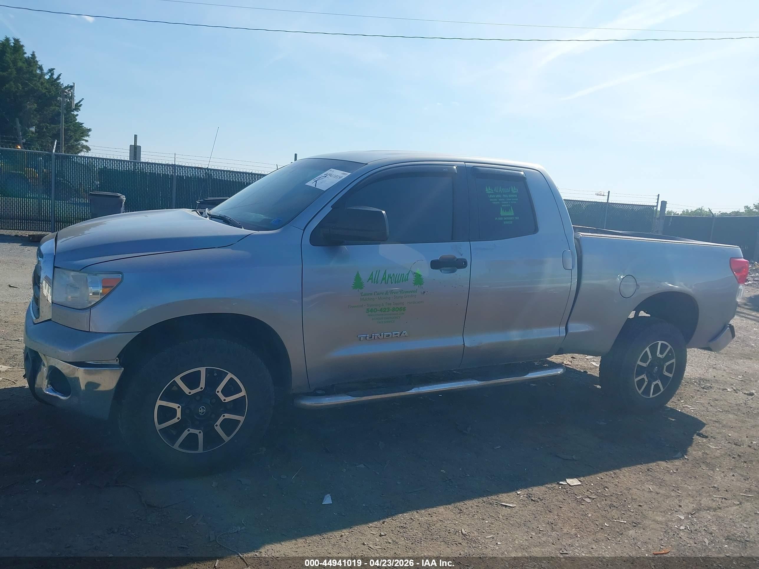2011 Toyota Tundra Grade 4.6l V8 Серебряный vin: 5TFUM5F10BX026255