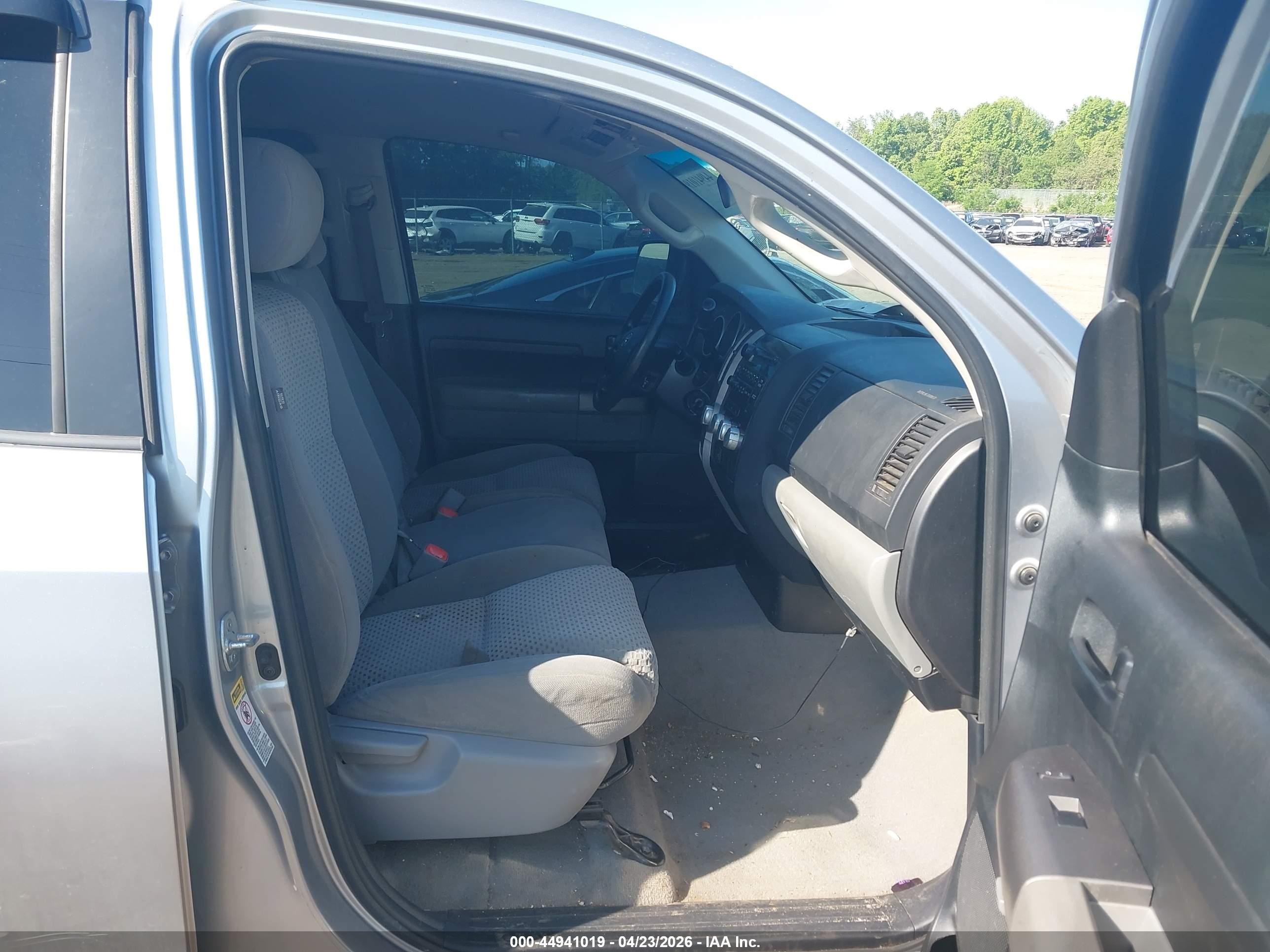 2011 Toyota Tundra Grade 4.6l V8 Серебряный vin: 5TFUM5F10BX026255