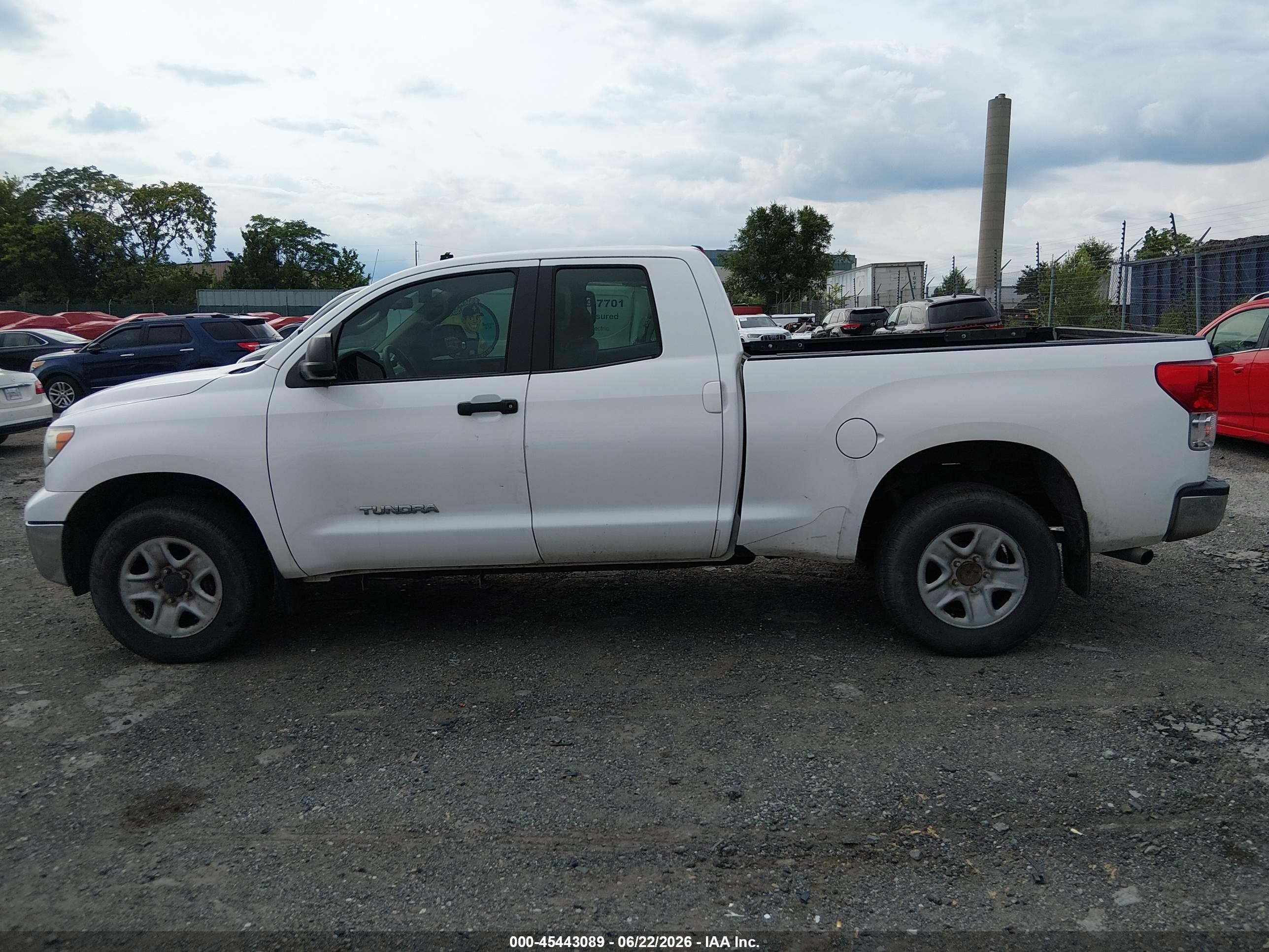 2013 Toyota Tundra Grade 4.6l V8 Белый vin: 5TFUM5F11DX041611