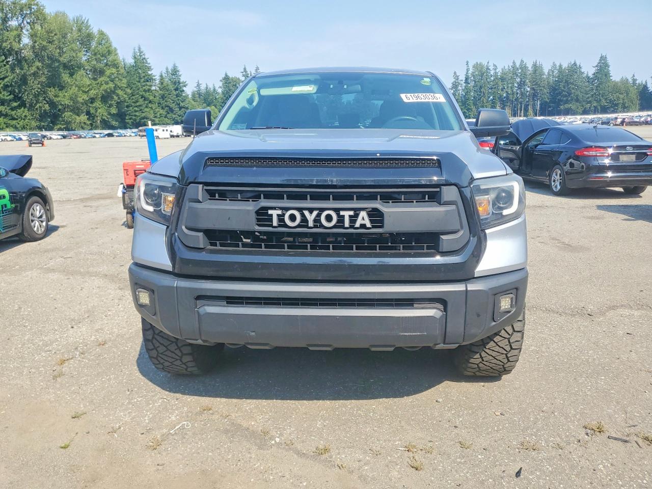2014 Toyota Tundra Sr Серебряный vin: 5TFUM5F18EX050453