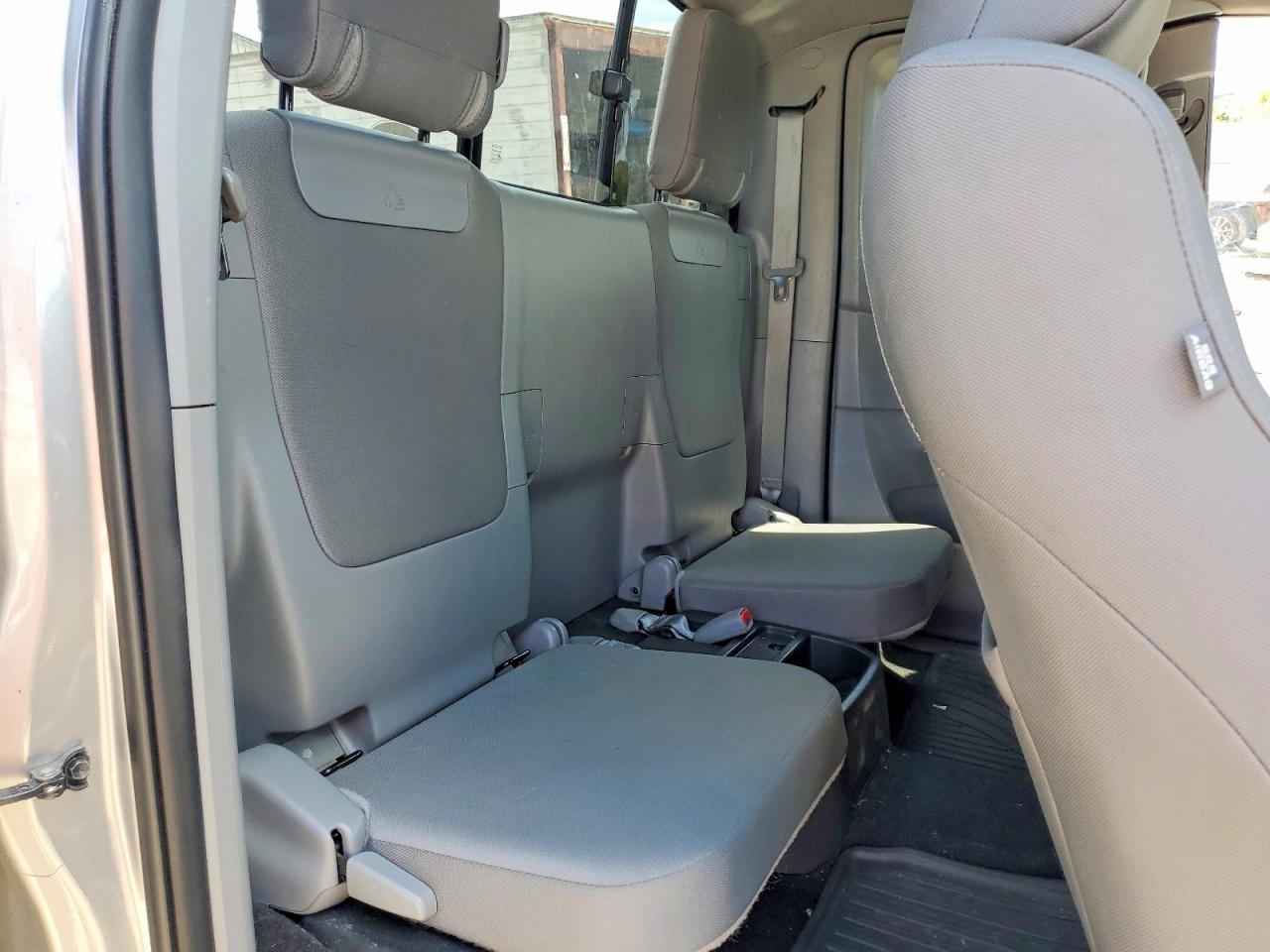 2014 Toyota Tacoma V6 Silver vin: 5TFUU4EN5EX105827