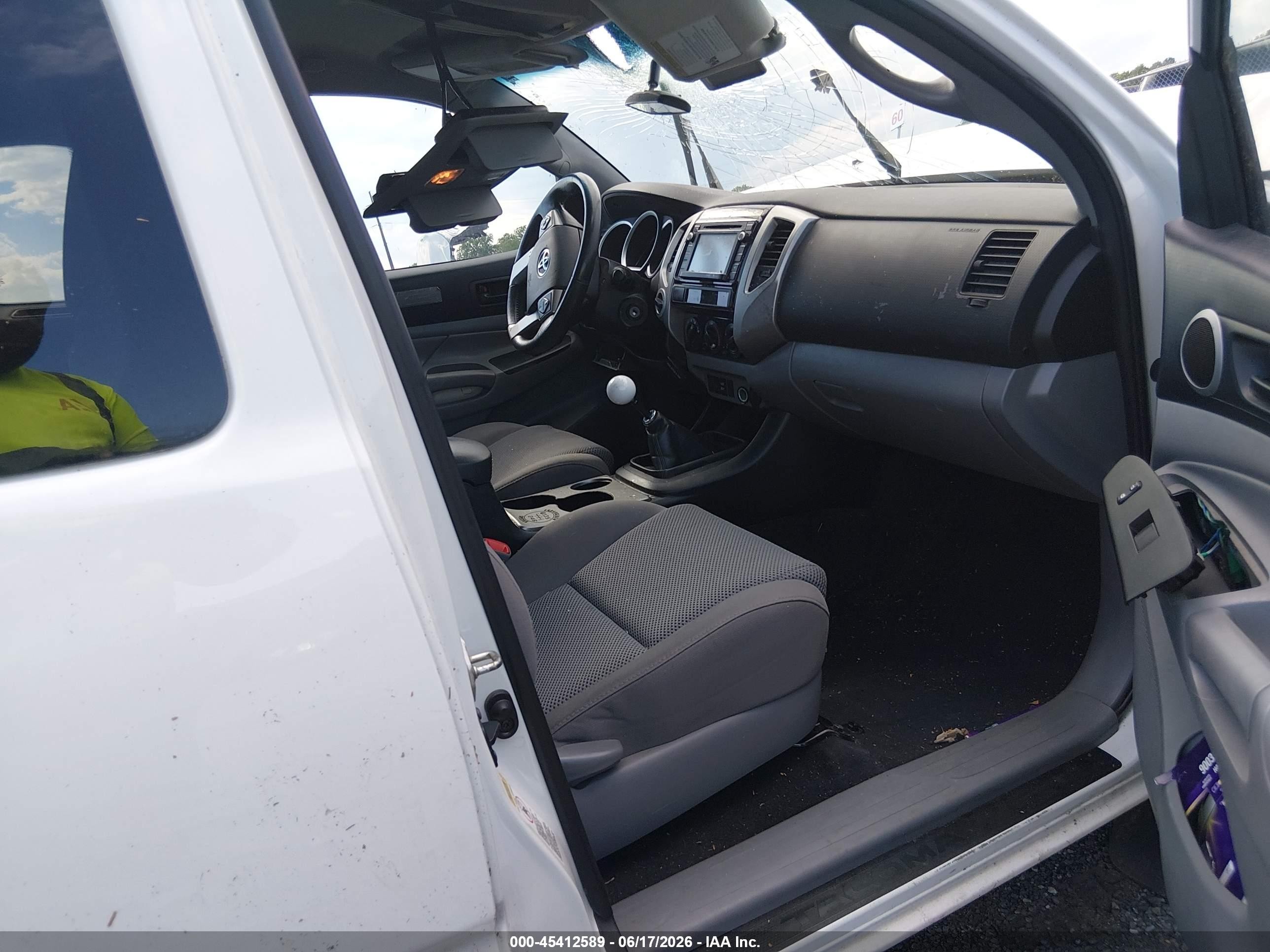 2015 Toyota Tacoma Base V6 White vin: 5TFUU4EN5FX126677