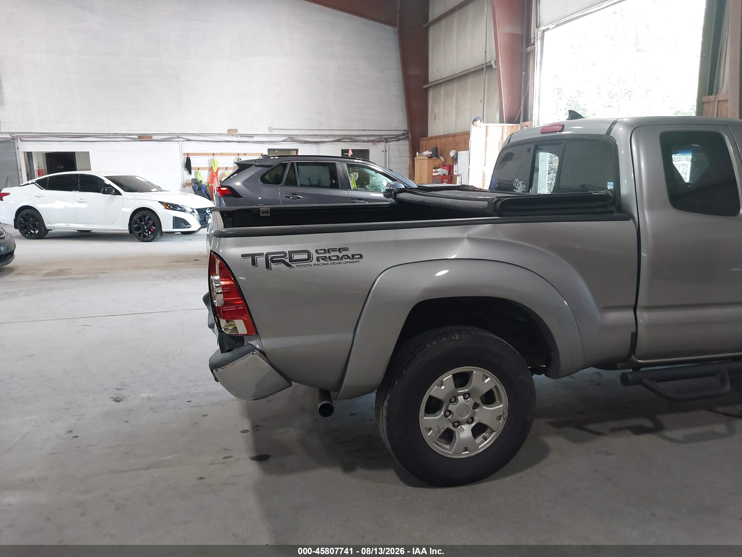 2015 Toyota Tacoma Base V6 Silver vin: 5TFUU4EN5FX135847