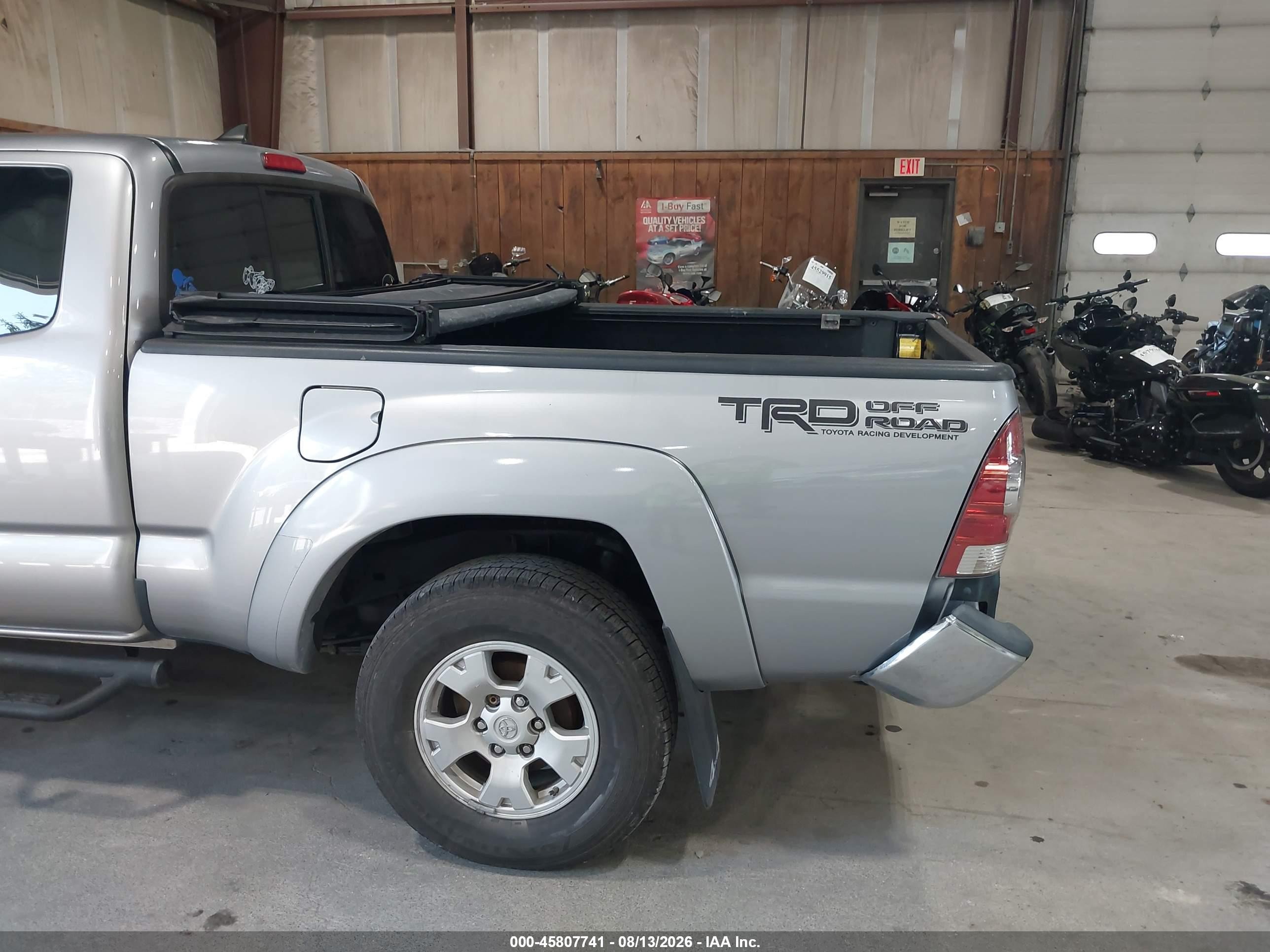 2015 Toyota Tacoma Base V6 Silver vin: 5TFUU4EN5FX135847