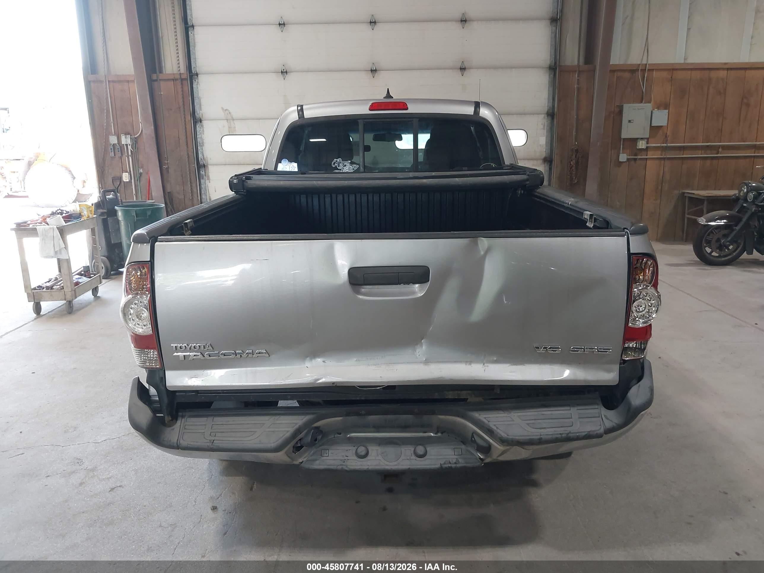 2015 Toyota Tacoma Base V6 Silver vin: 5TFUU4EN5FX135847