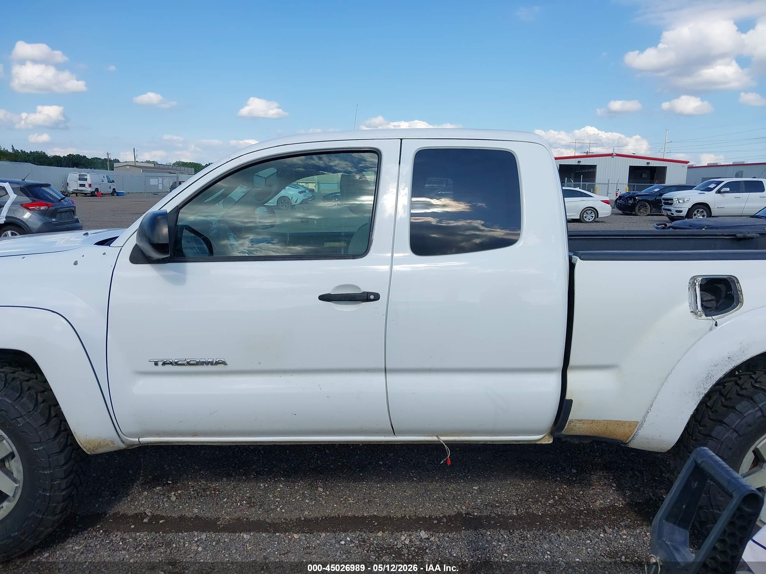 2014 Toyota Tacoma Base V6 White vin: 5TFUU4EN7EX090425