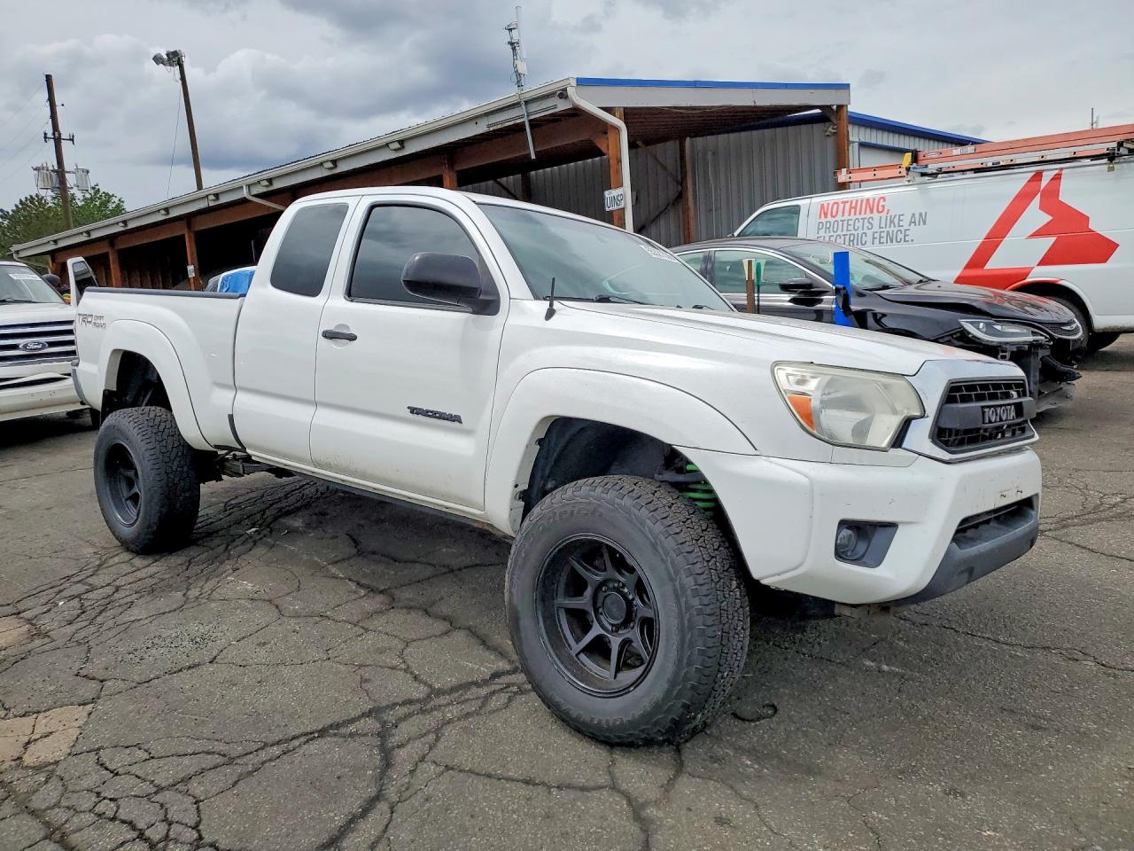 2014 Toyota Tacoma V6 White vin: 5TFUU4EN8EX104848