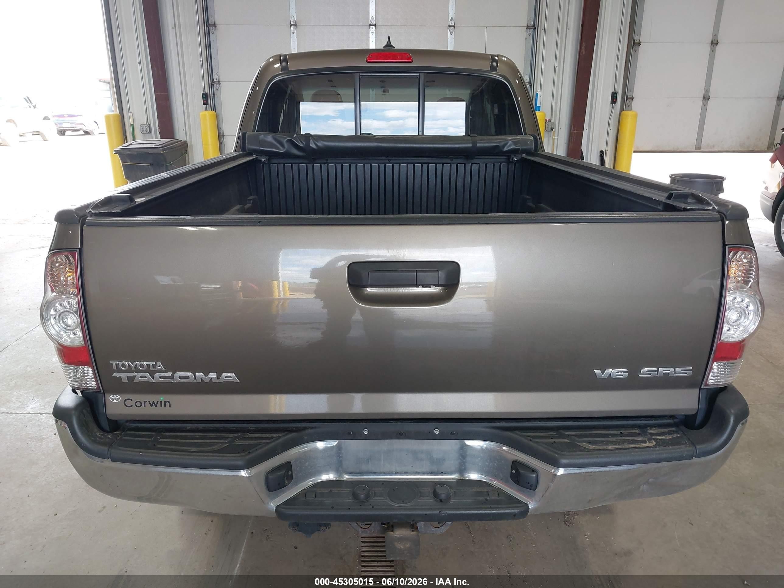 2015 Toyota Tacoma Base V6 Gray vin: 5TFUU4ENXFX137190