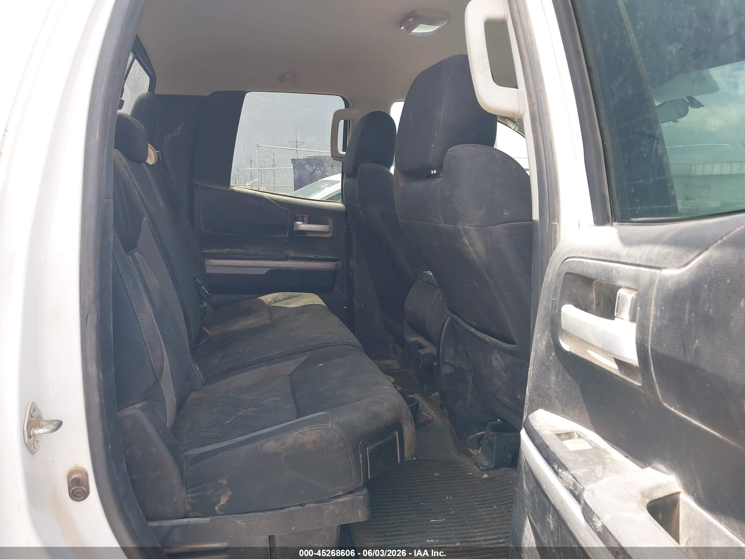 2017 Toyota Tundra Sr5 5.7l V8 White vin: 5TFUW5F10HX668543