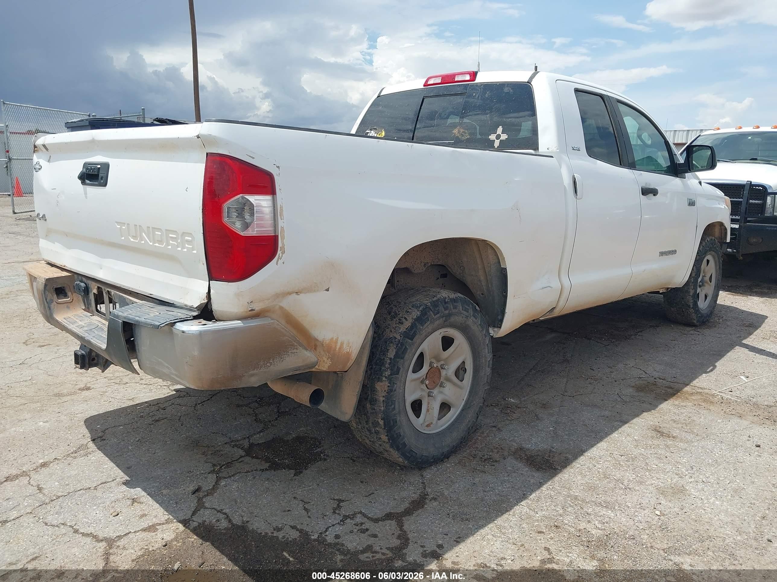 2017 Toyota Tundra Sr5 5.7l V8 White vin: 5TFUW5F10HX668543