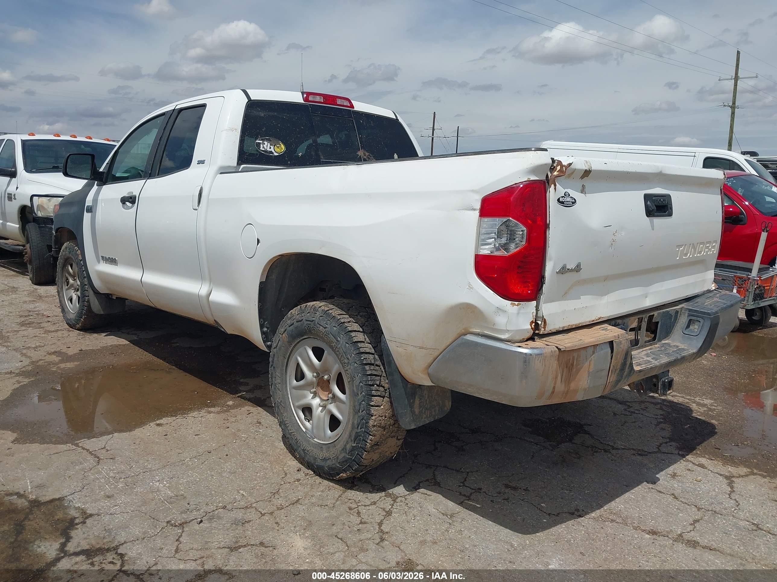 2017 Toyota Tundra Sr5 5.7l V8 White vin: 5TFUW5F10HX668543