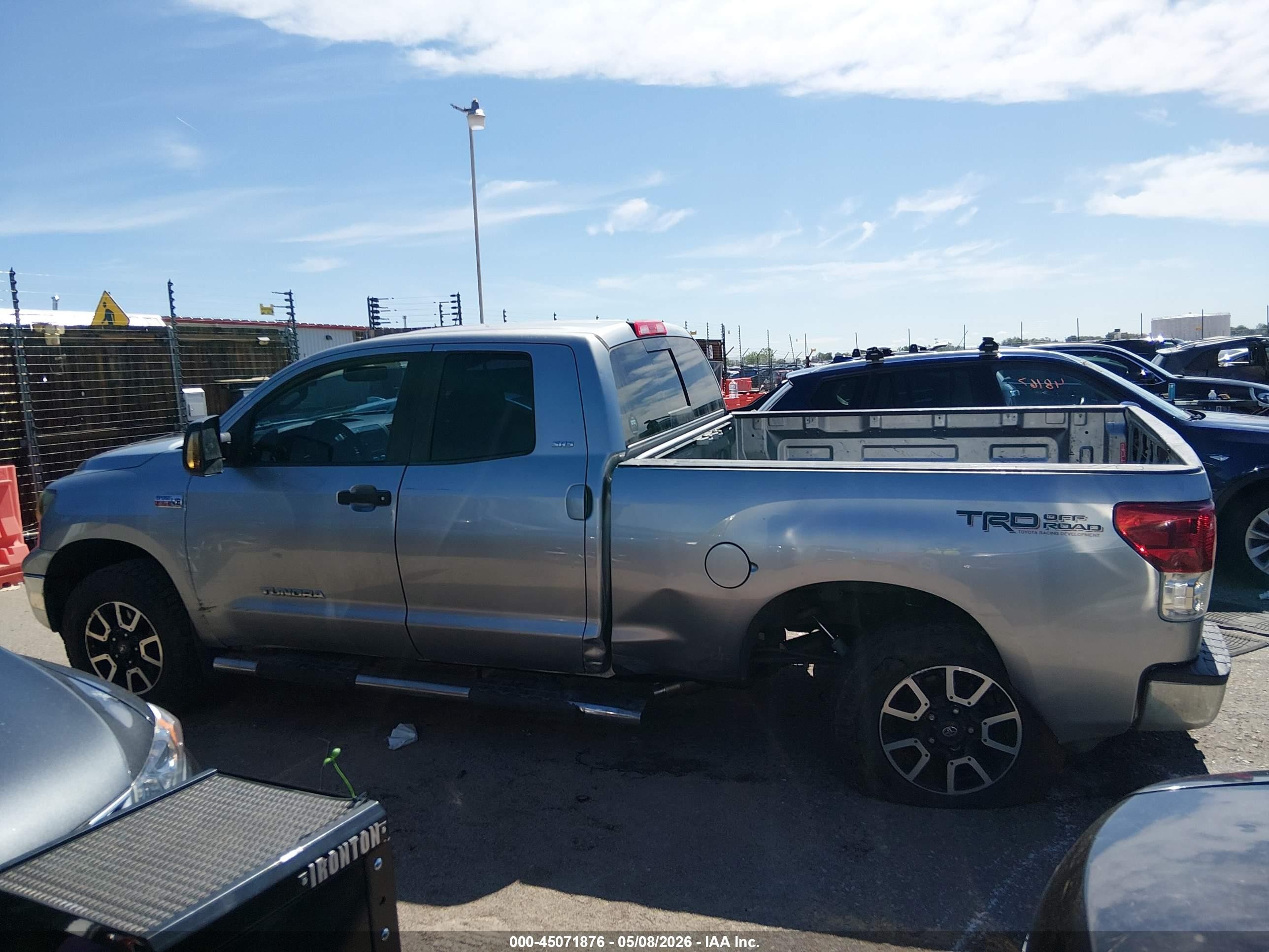 2010 Toyota Tundra Grade 5.7l V8 Серебряный vin: 5TFUW5F19AX141817