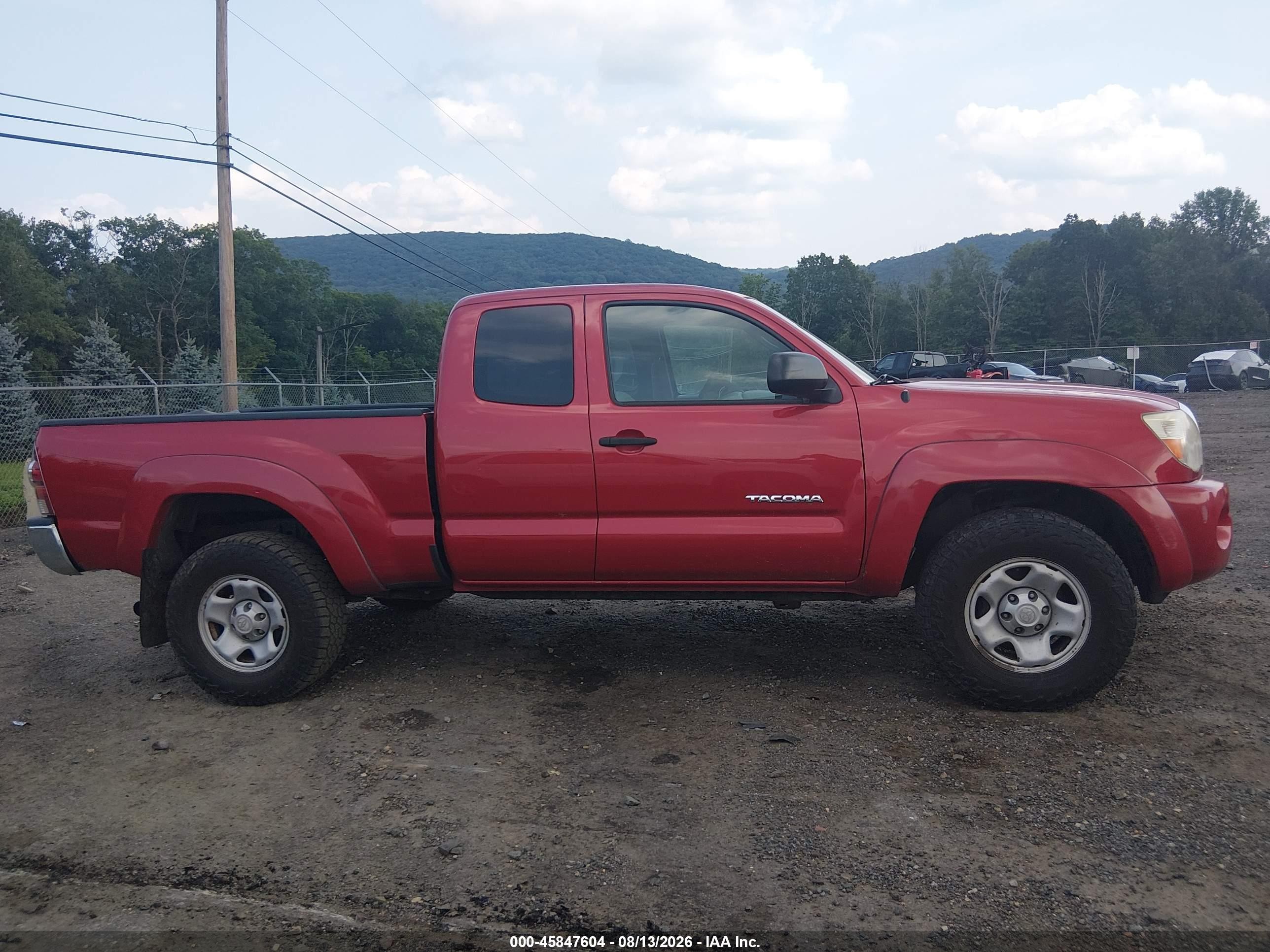 2011 Toyota Tacoma   Red vin: 5TFUX4EN0BX003824