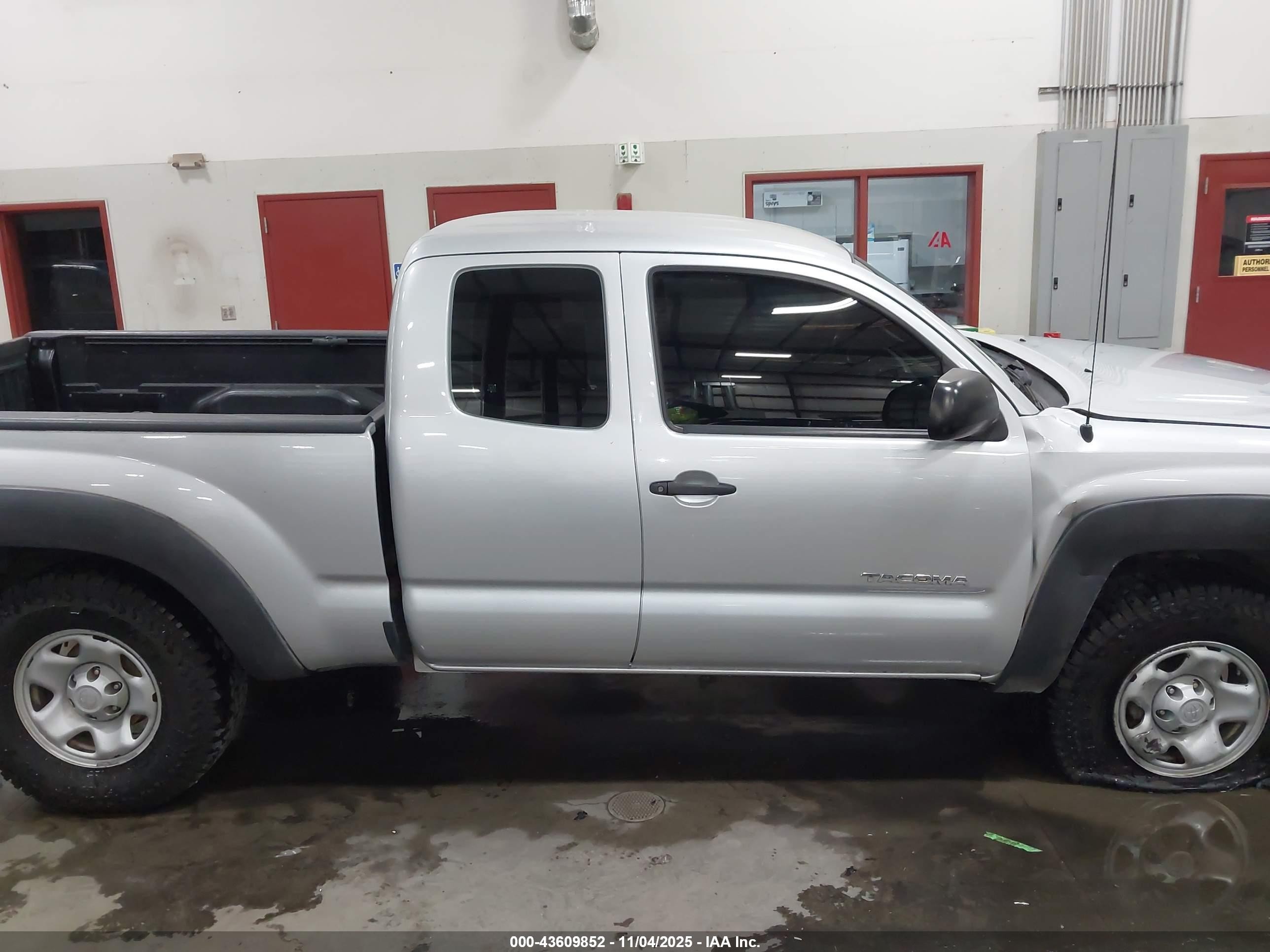 2013 Toyota Tacoma   Silver vin: 5TFUX4EN4DX018202