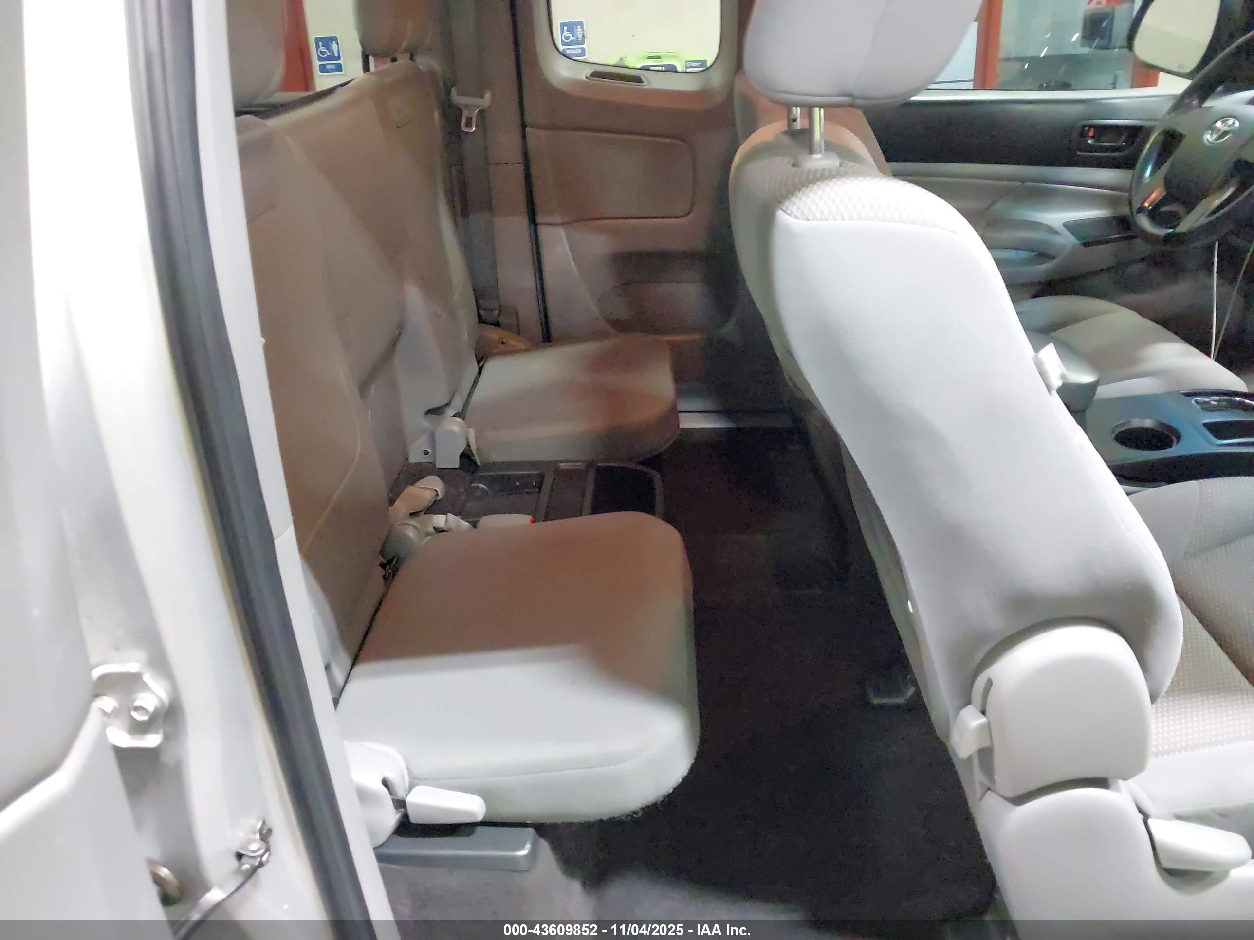 2013 Toyota Tacoma   Silver vin: 5TFUX4EN4DX018202