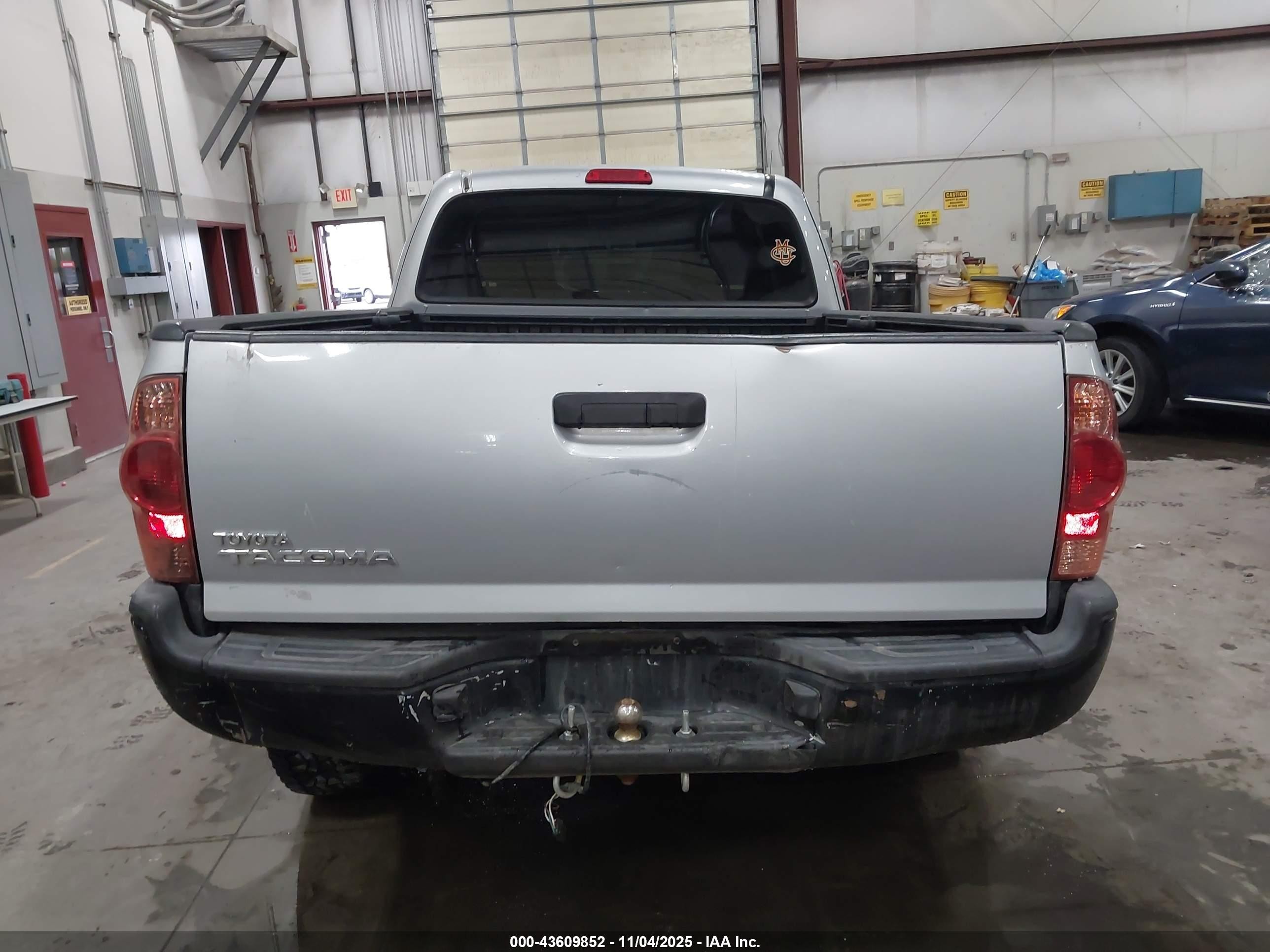 2013 Toyota Tacoma   Silver vin: 5TFUX4EN4DX018202