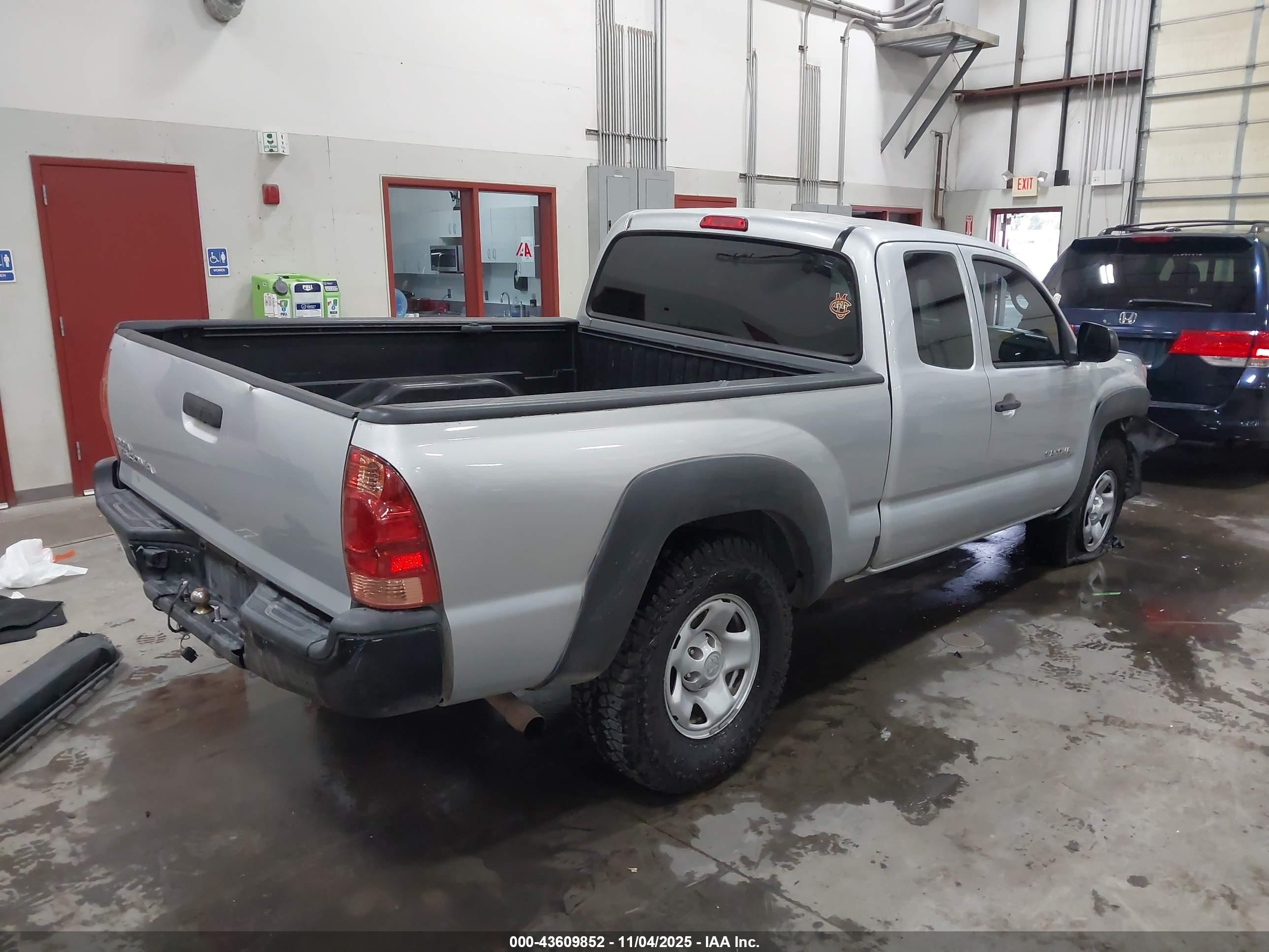 2013 Toyota Tacoma   Silver vin: 5TFUX4EN4DX018202