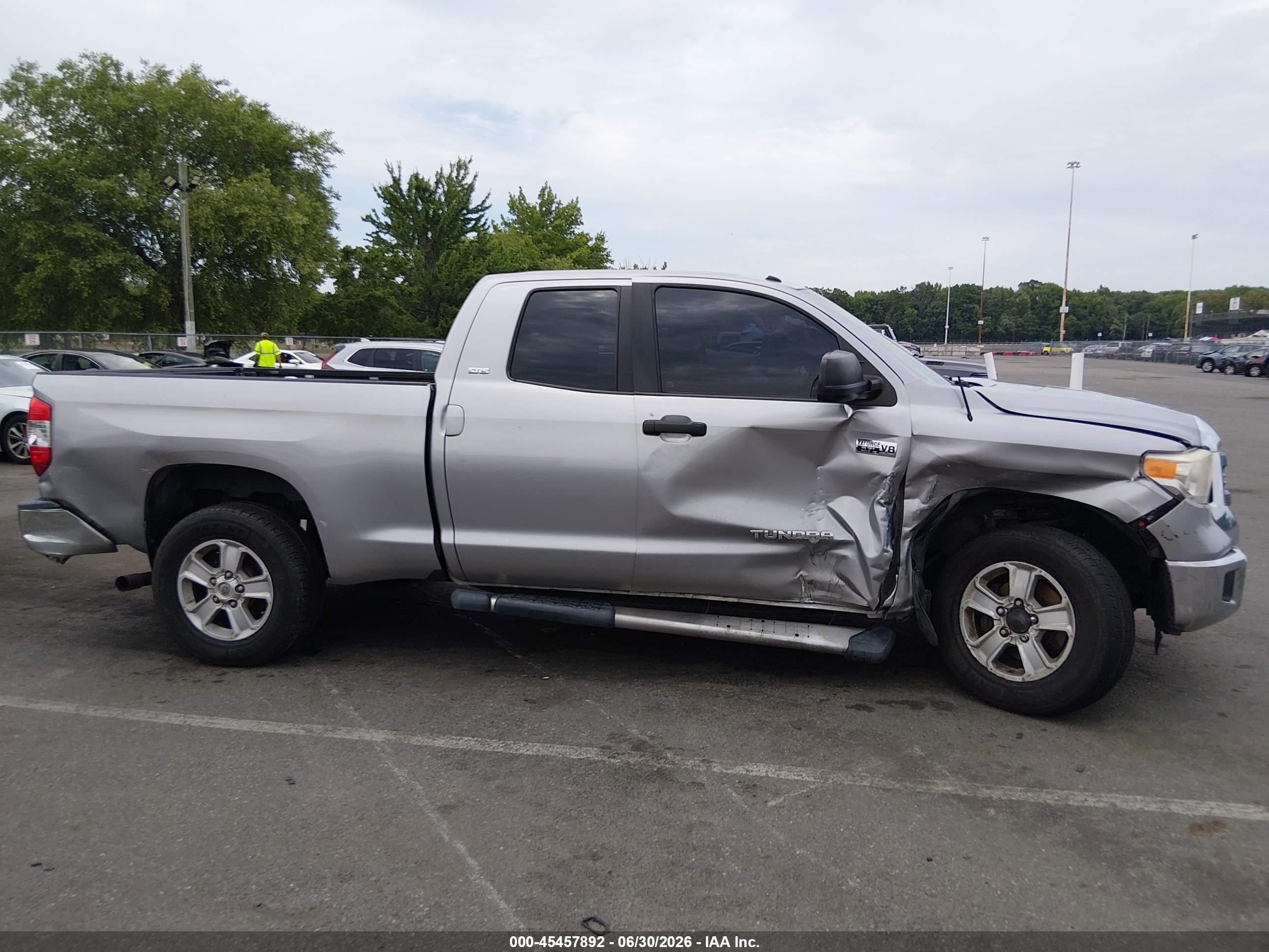2014 Toyota Tundra Sr5 5.7l V8 Серебряный vin: 5TFUY5F11EX408786