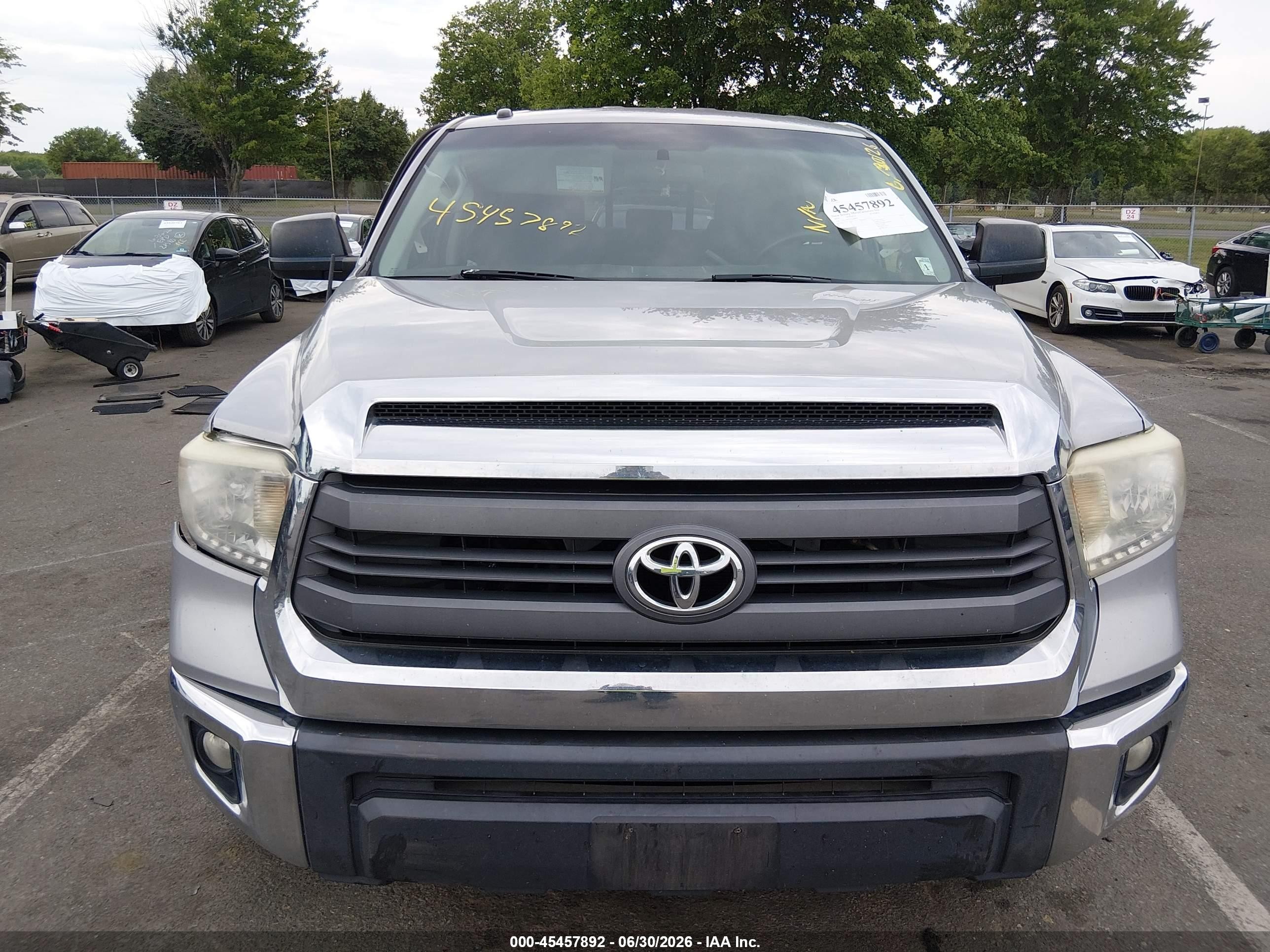 2014 Toyota Tundra Sr5 5.7l V8 Серебряный vin: 5TFUY5F11EX408786
