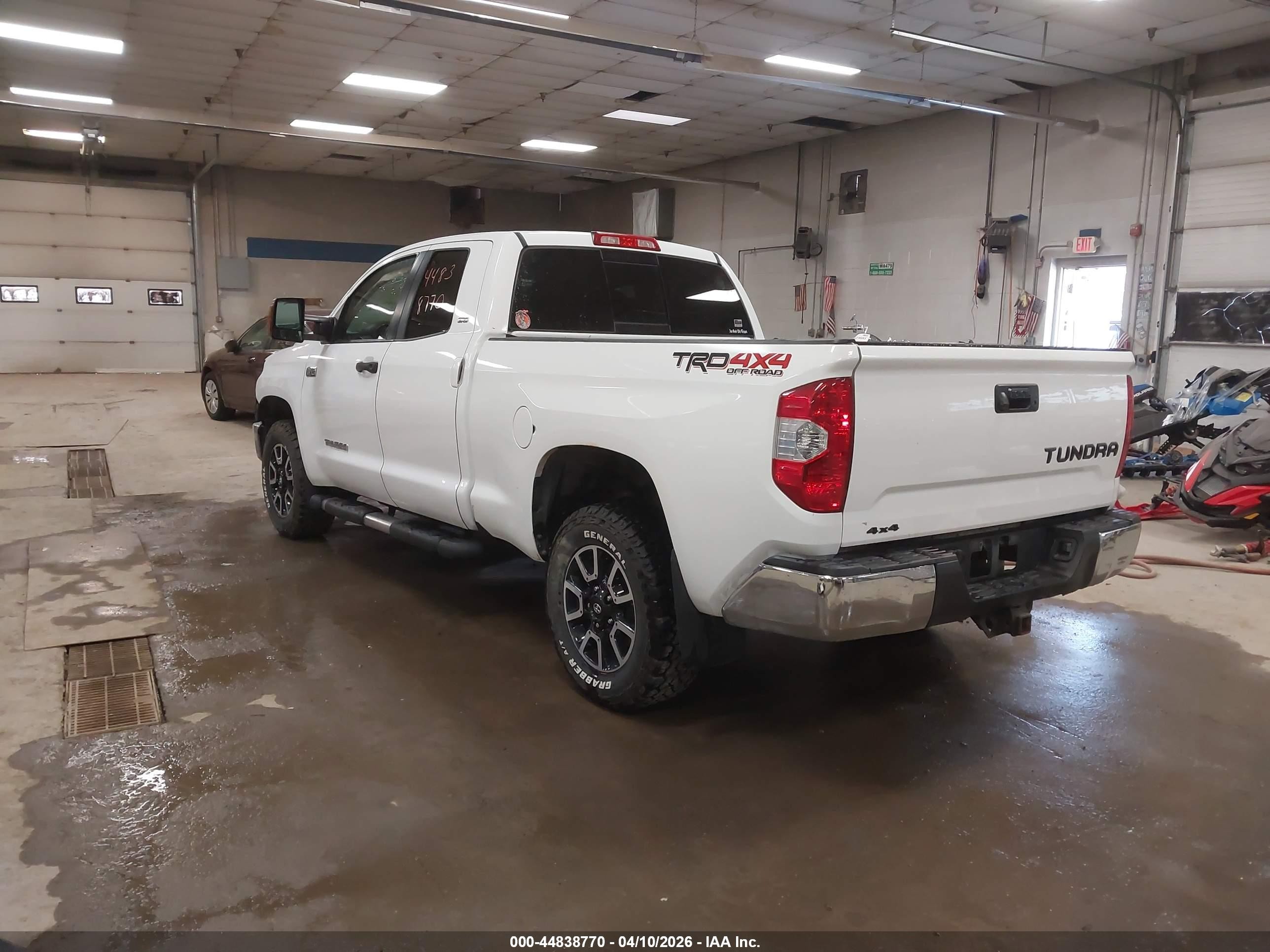 2015 Toyota Tundra Sr5 5.7l V8 White vin: 5TFUY5F11FX462073