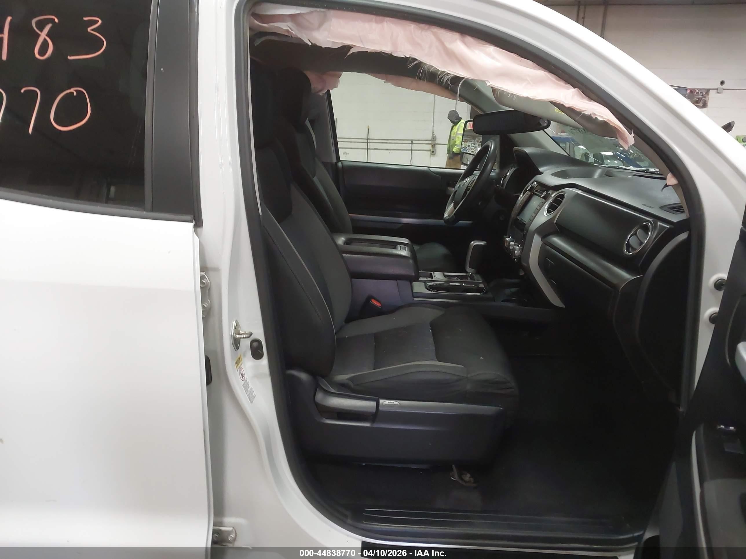 2015 Toyota Tundra Sr5 5.7l V8 White vin: 5TFUY5F11FX462073