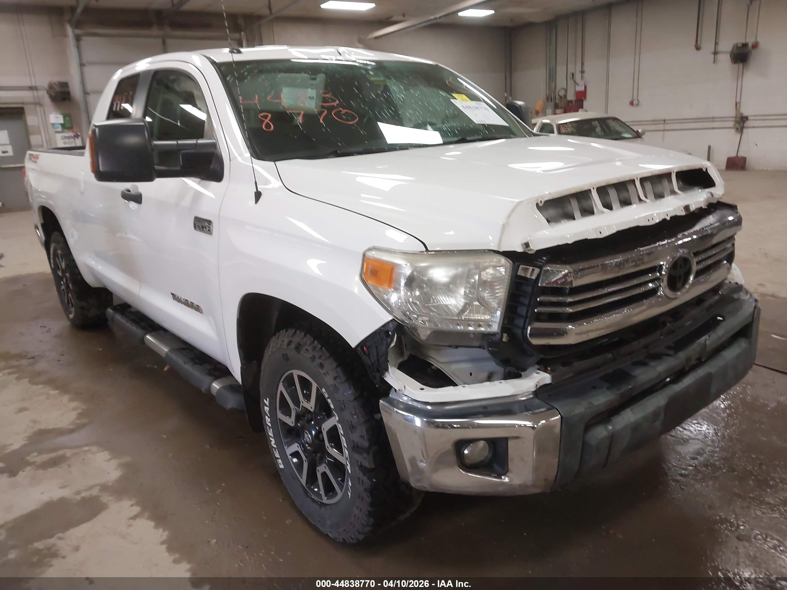 2015 Toyota Tundra Sr5 5.7l V8 White vin: 5TFUY5F11FX462073