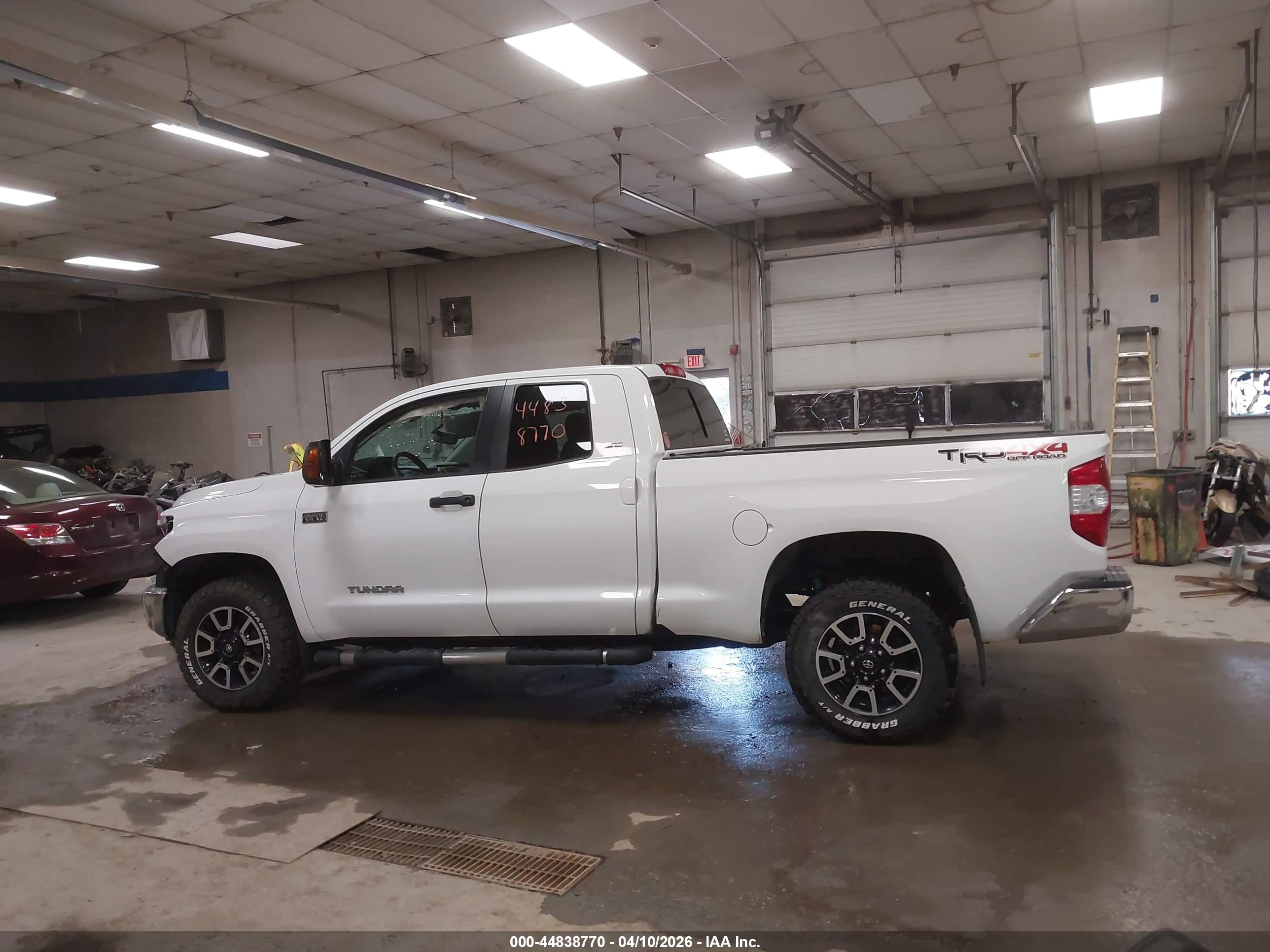 2015 Toyota Tundra Sr5 5.7l V8 White vin: 5TFUY5F11FX462073