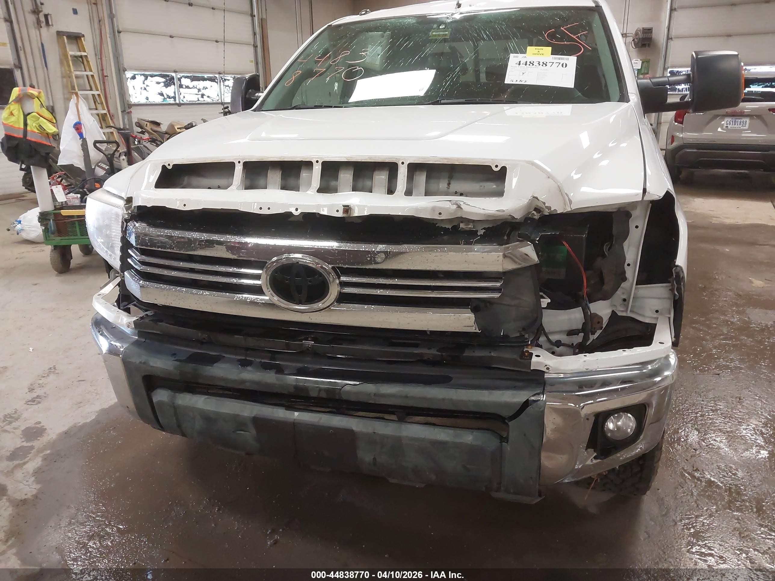 2015 Toyota Tundra Sr5 5.7l V8 White vin: 5TFUY5F11FX462073