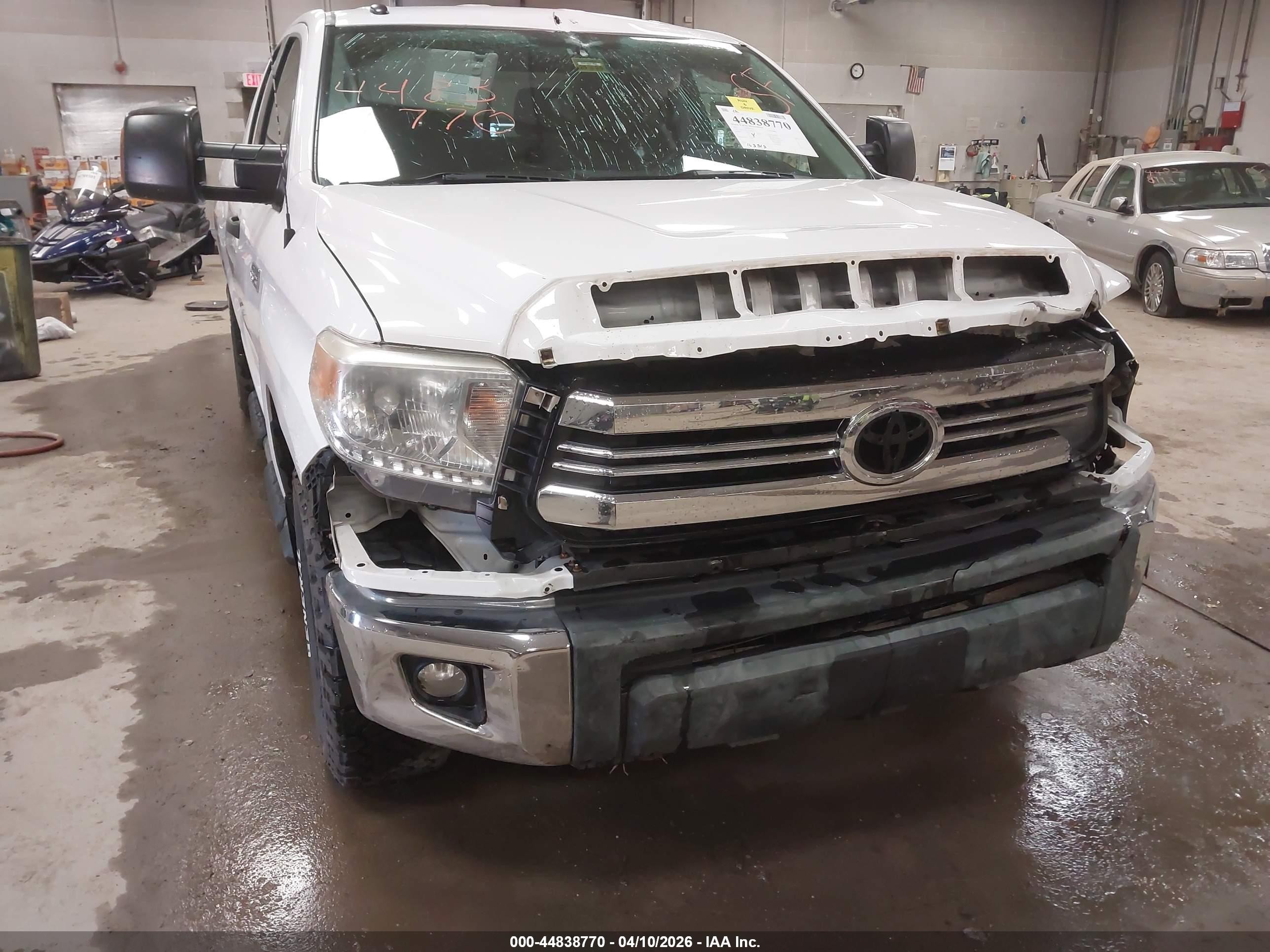 2015 Toyota Tundra Sr5 5.7l V8 White vin: 5TFUY5F11FX462073