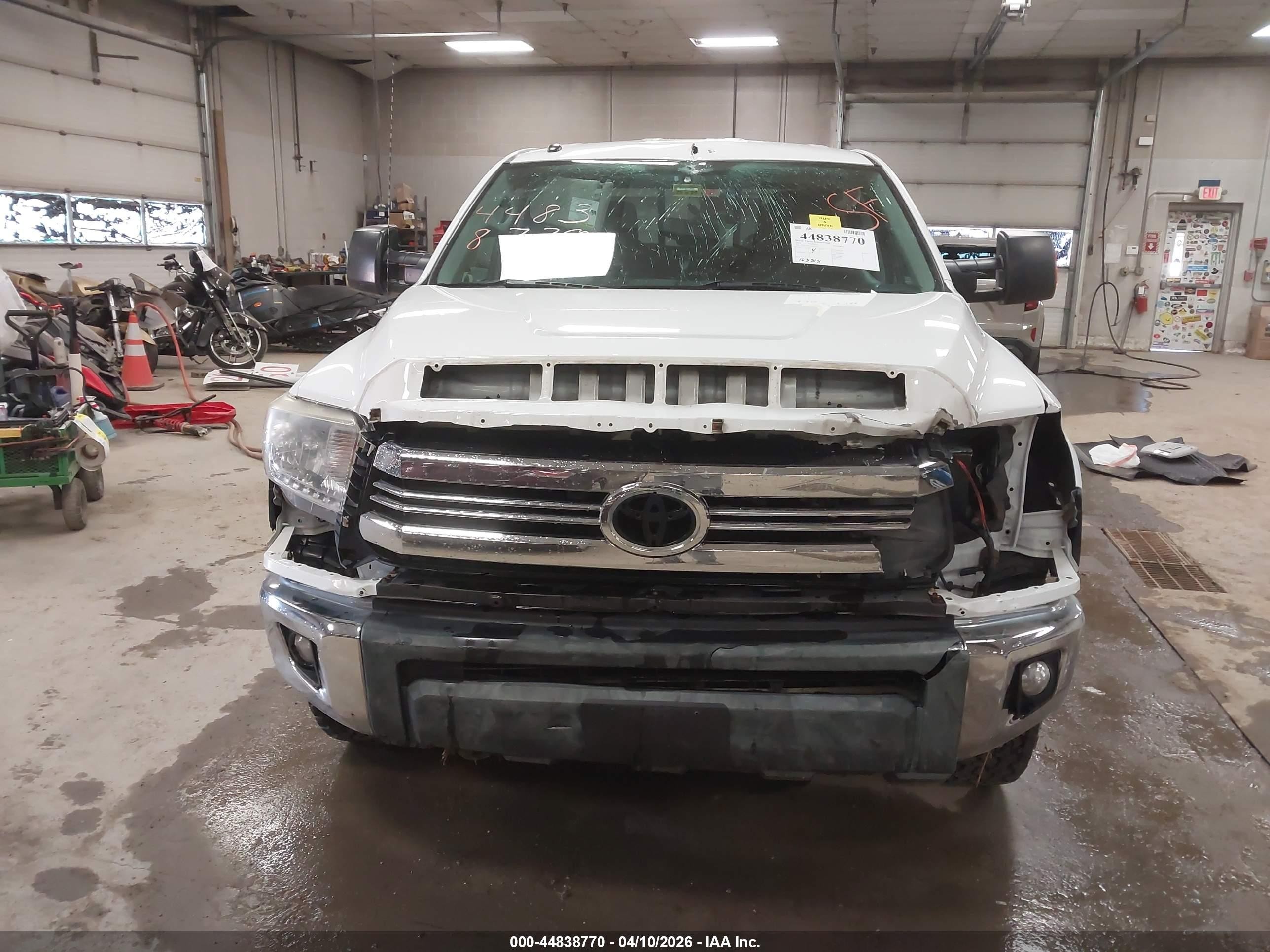 2015 Toyota Tundra Sr5 5.7l V8 White vin: 5TFUY5F11FX462073